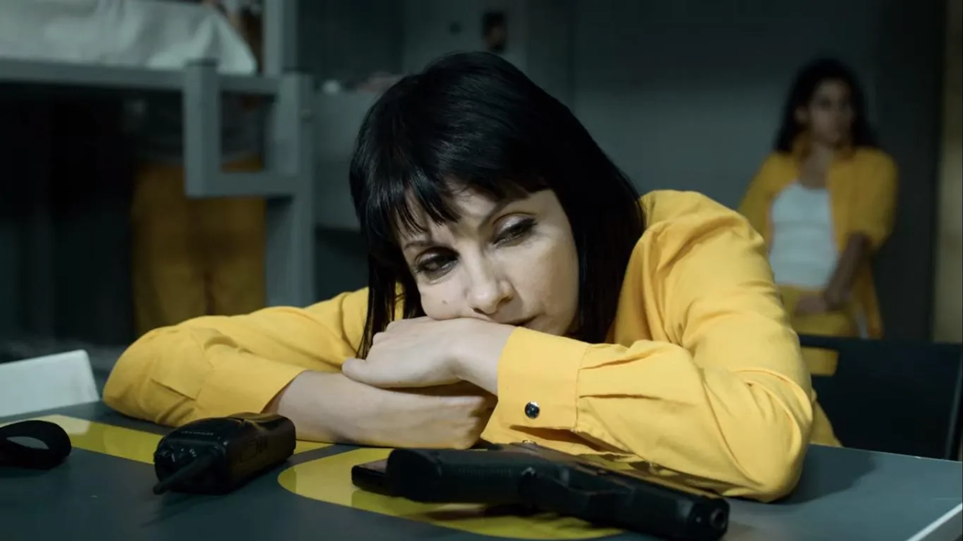 Najwa Nimri and Alba Flores in Vis a vis (2015)