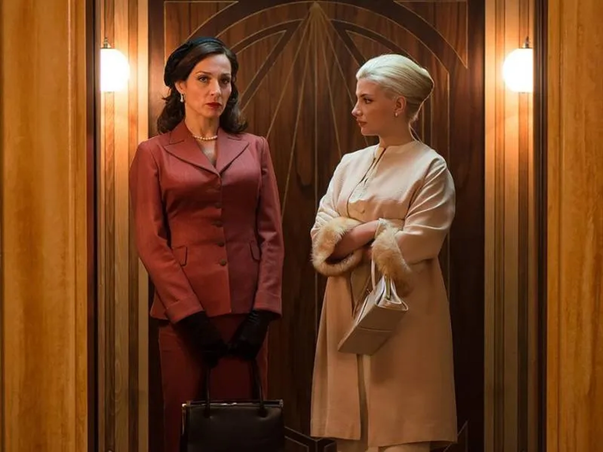 Natalia Millán and Miriam Giovanelli in Velvet (2013)