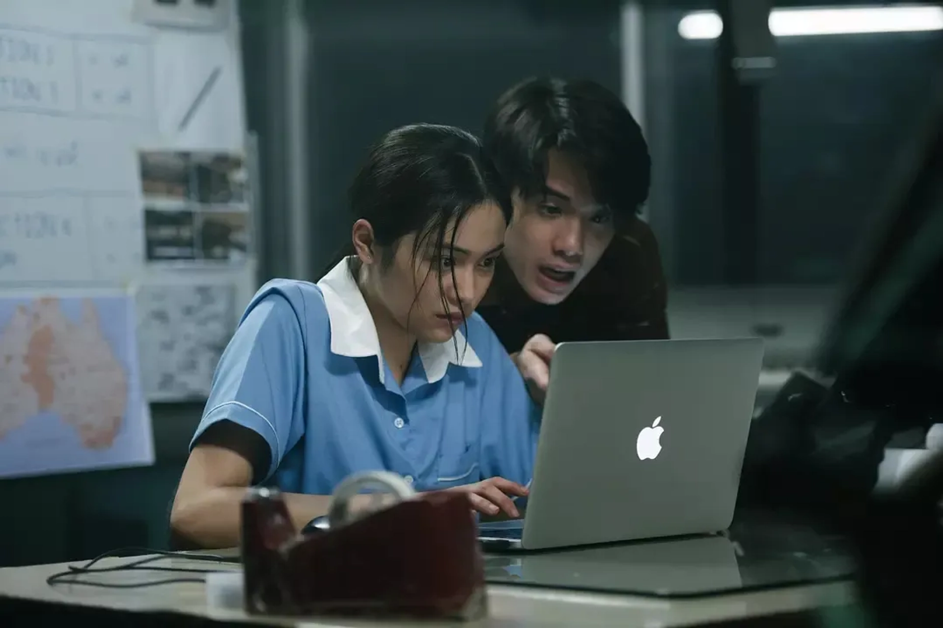 Teeradon Supapunpinyo and Eisaya Hosuwan in Bad Genius (2017)