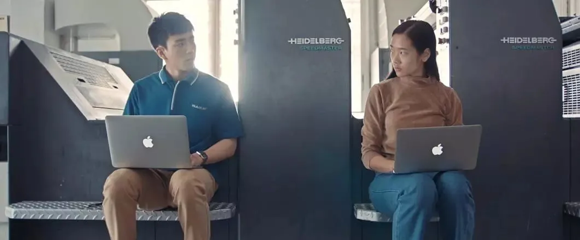 Chanon Santinatornkul, Teeradon Supapunpinyo, and Chutimon Chuengcharoensukying in Bad Genius (2017)