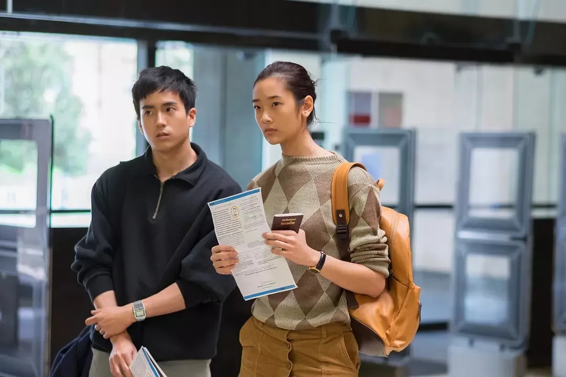 Chanon Santinatornkul and Chutimon Chuengcharoensukying in Bad Genius (2017)