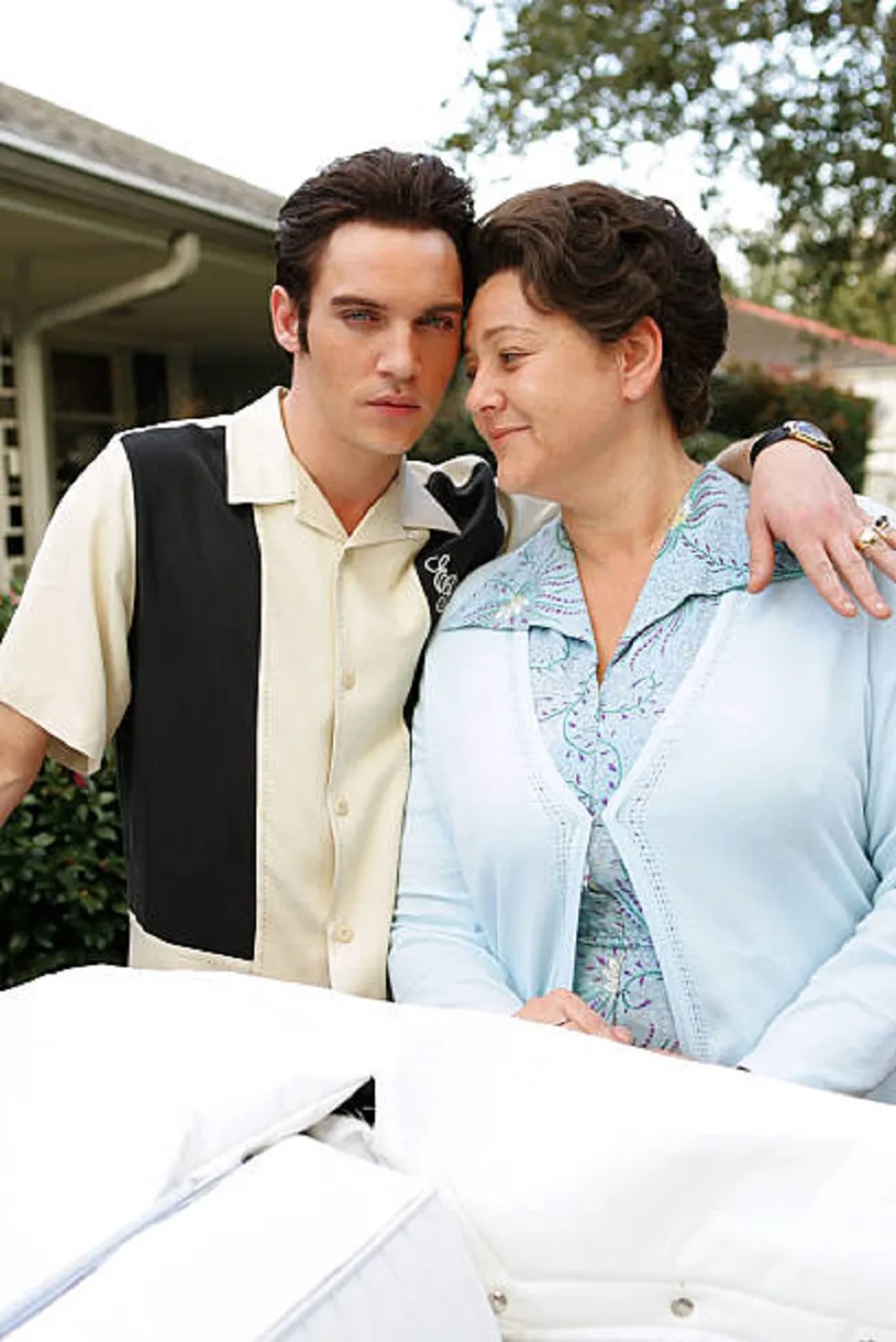 Jonathan Rhys Meyers and Camryn Manheim in Elvis (2005)