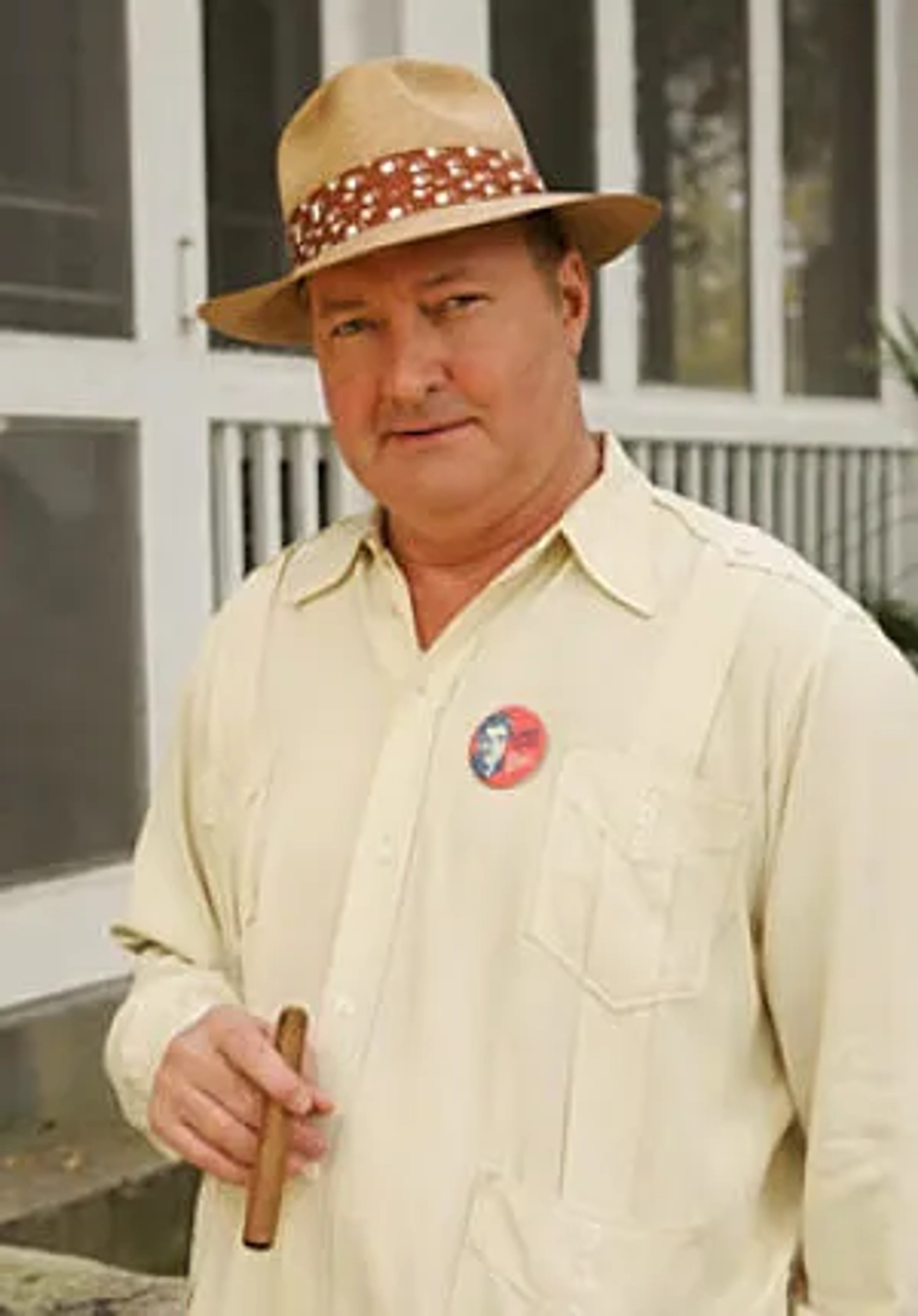 Randy Quaid (as Colonel Tom Parker)..