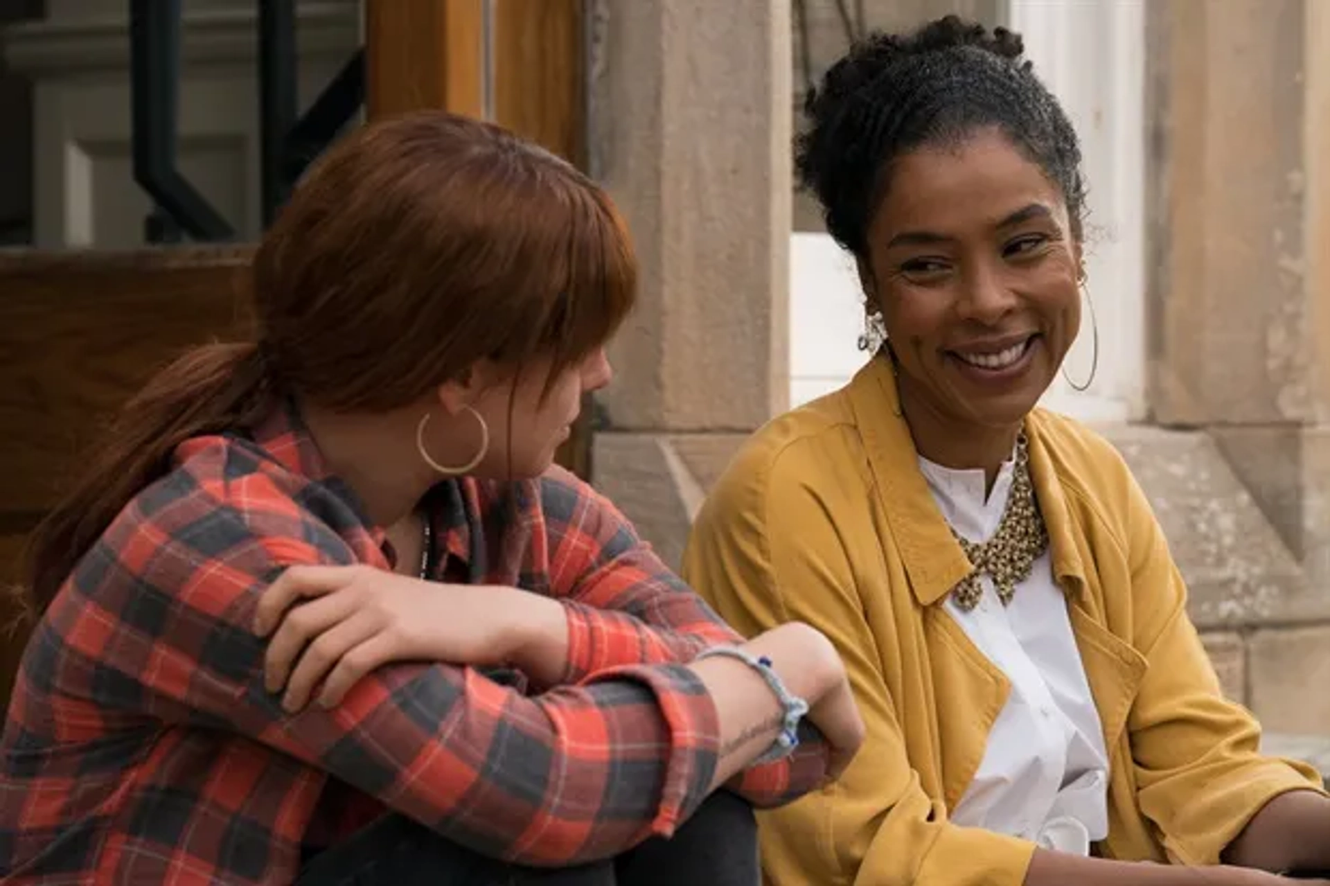 Sophie Okonedo and Jessie Buckley in Wild Rose (2018)