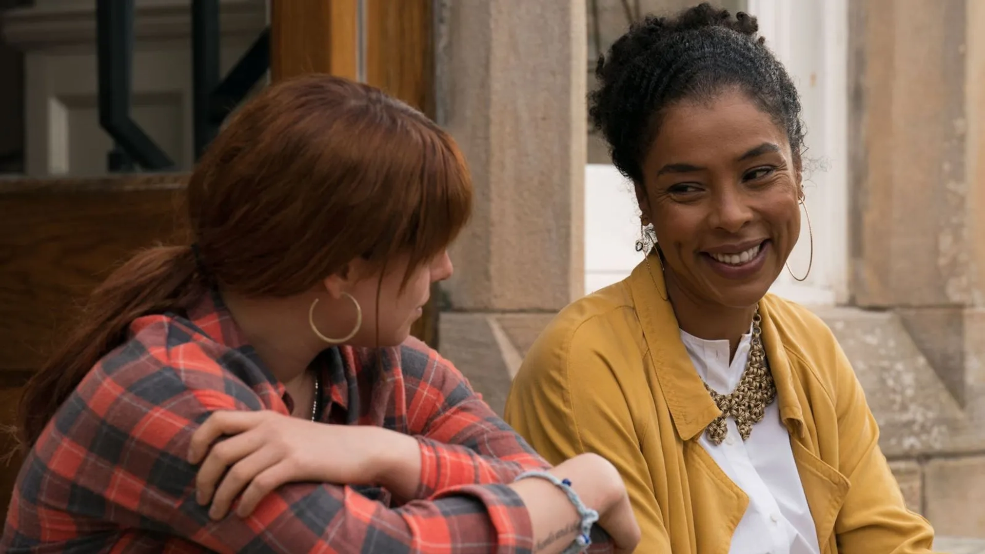 Sophie Okonedo and Jessie Buckley in Wild Rose (2018)