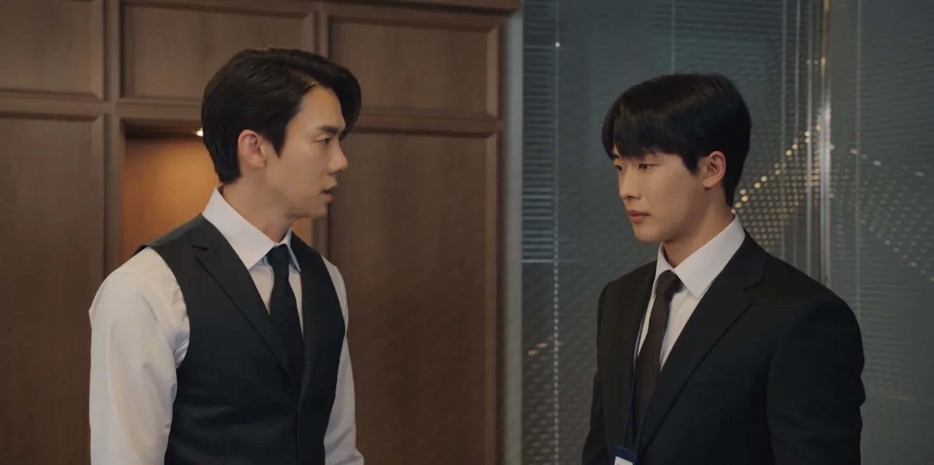 Choi Woo-jin and Yoo Yeon-seok in When the Phone Rings (2024)
