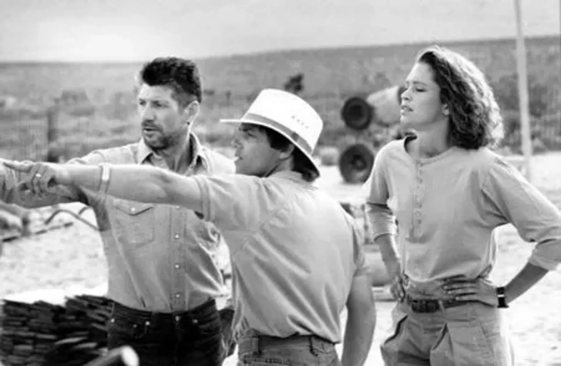 فیلم لرزش	(Tremors 1990)