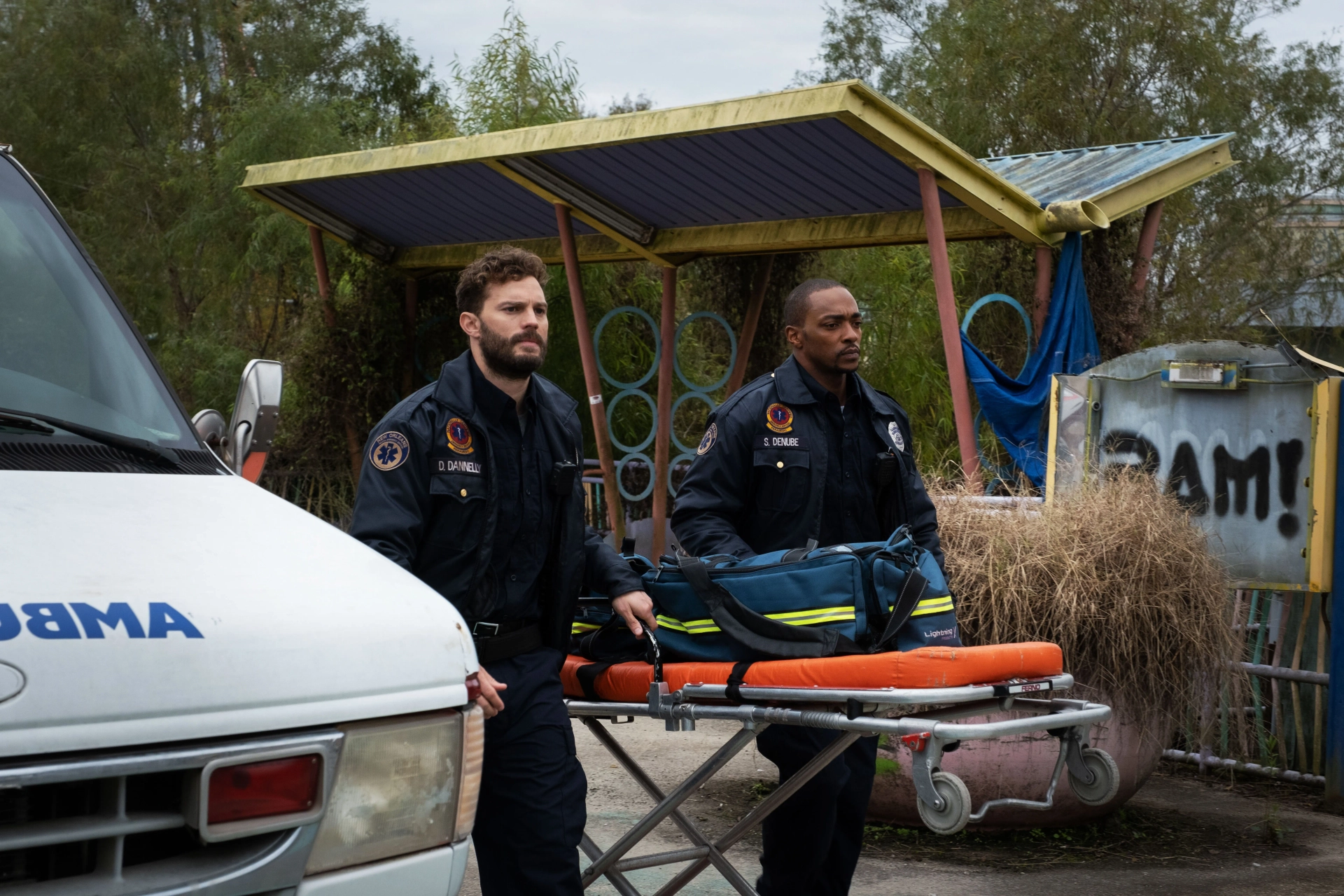 Anthony Mackie and Jamie Dornan in Synchronic (2019)