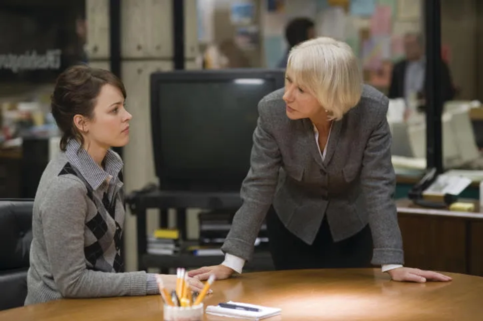 Helen Mirren and Rachel McAdams in State of Play (2009)
