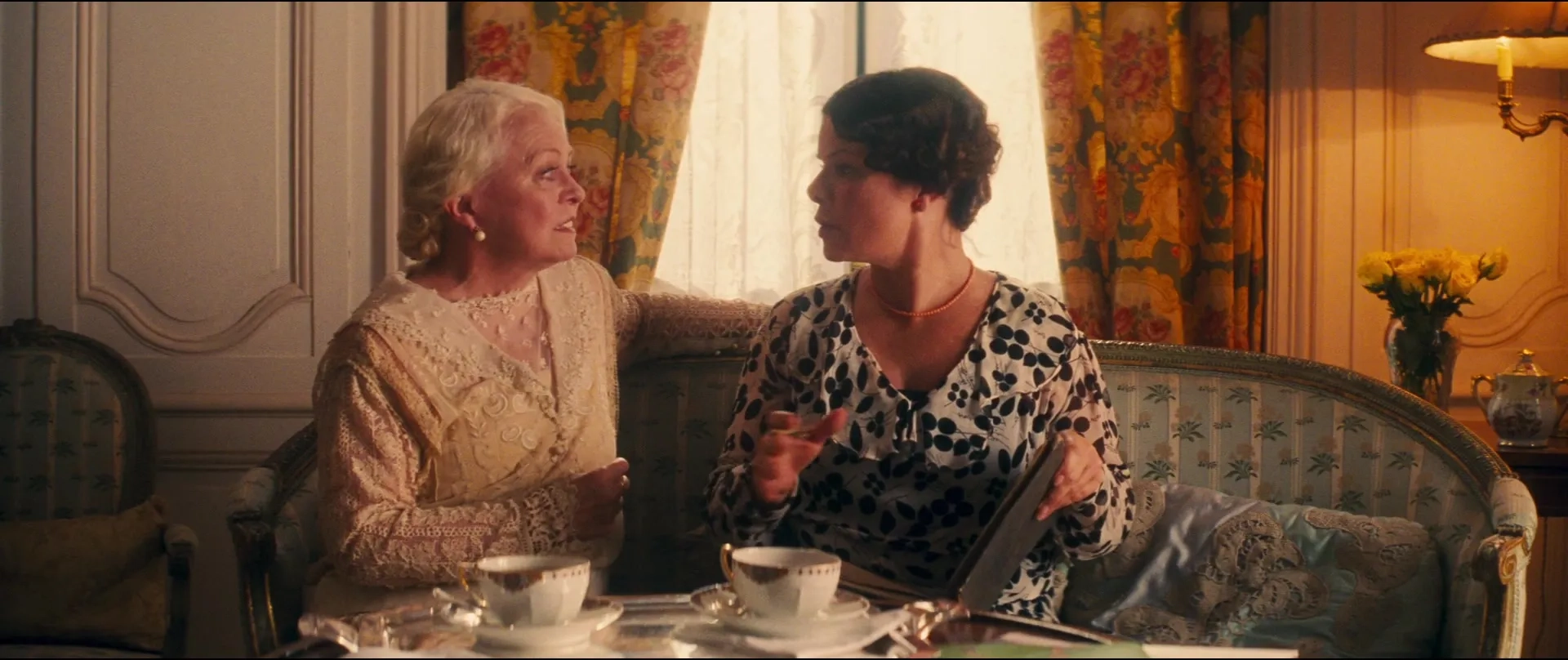 Marcia Gay Harden and Jacki Weaver in Magic in the Moonlight (2014)