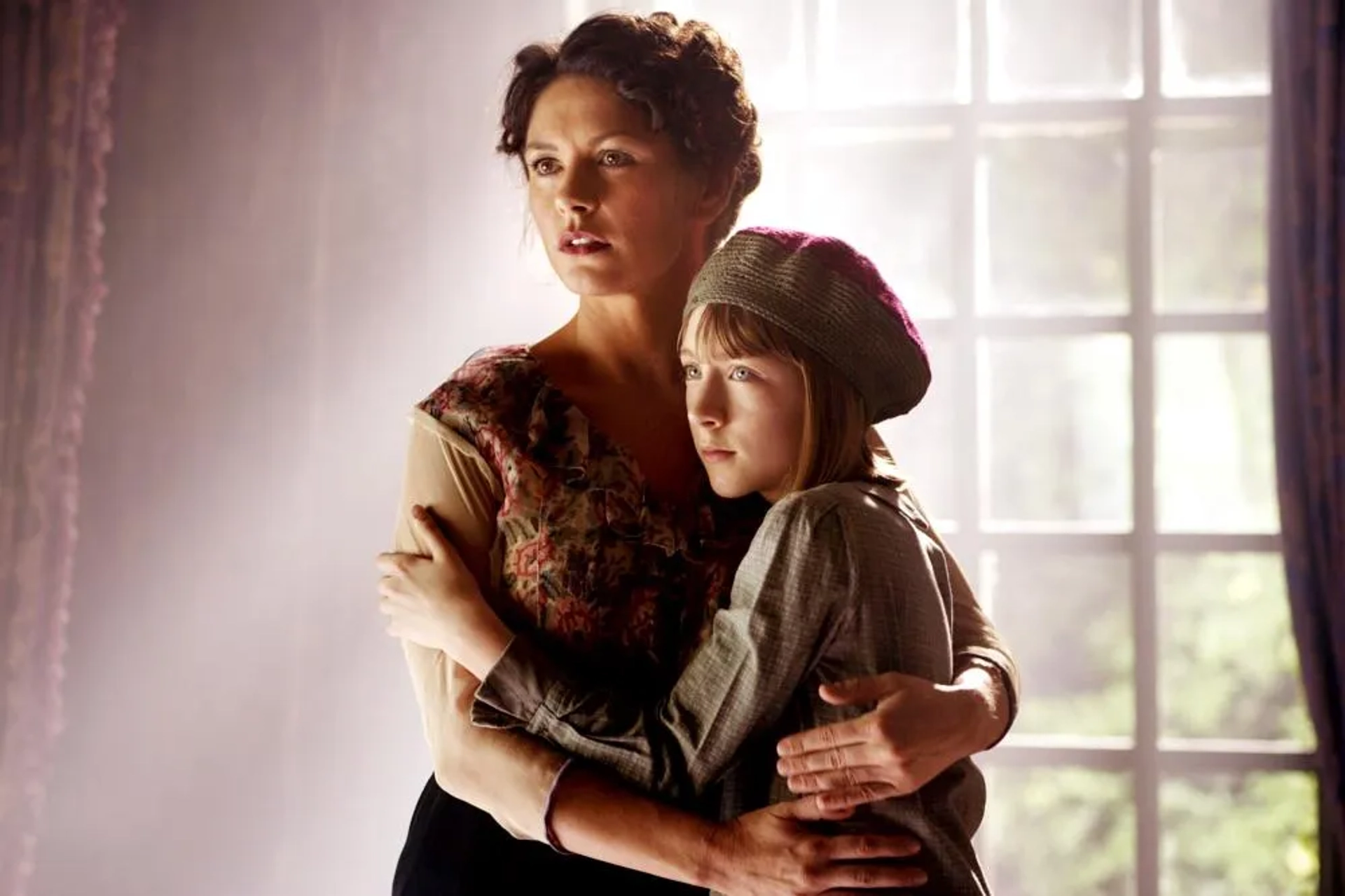 Catherine Zeta-Jones and Saoirse Ronan in Death Defying Acts (2007)