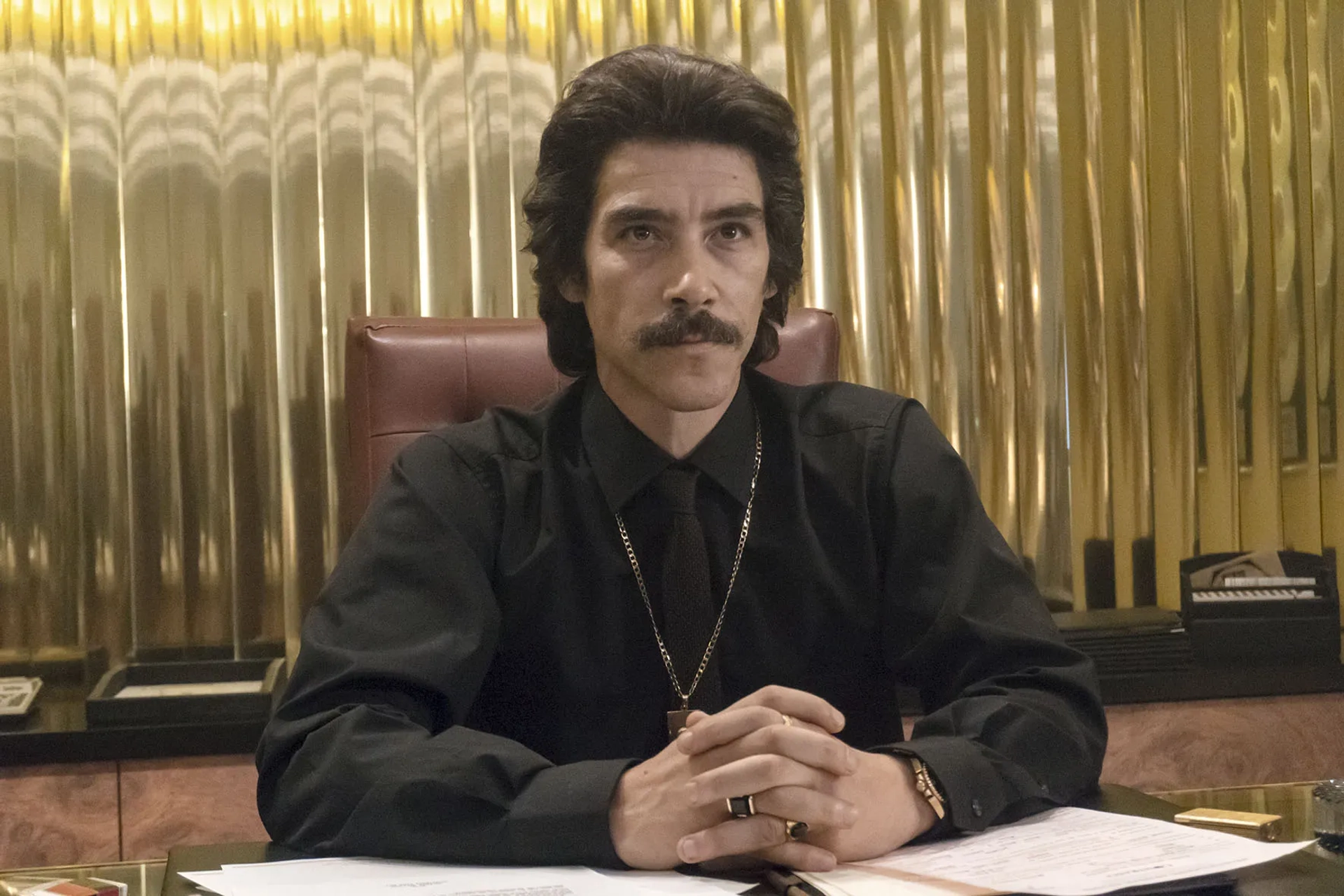 Óscar Jaenada in Luis Miguel: The Series (2018)