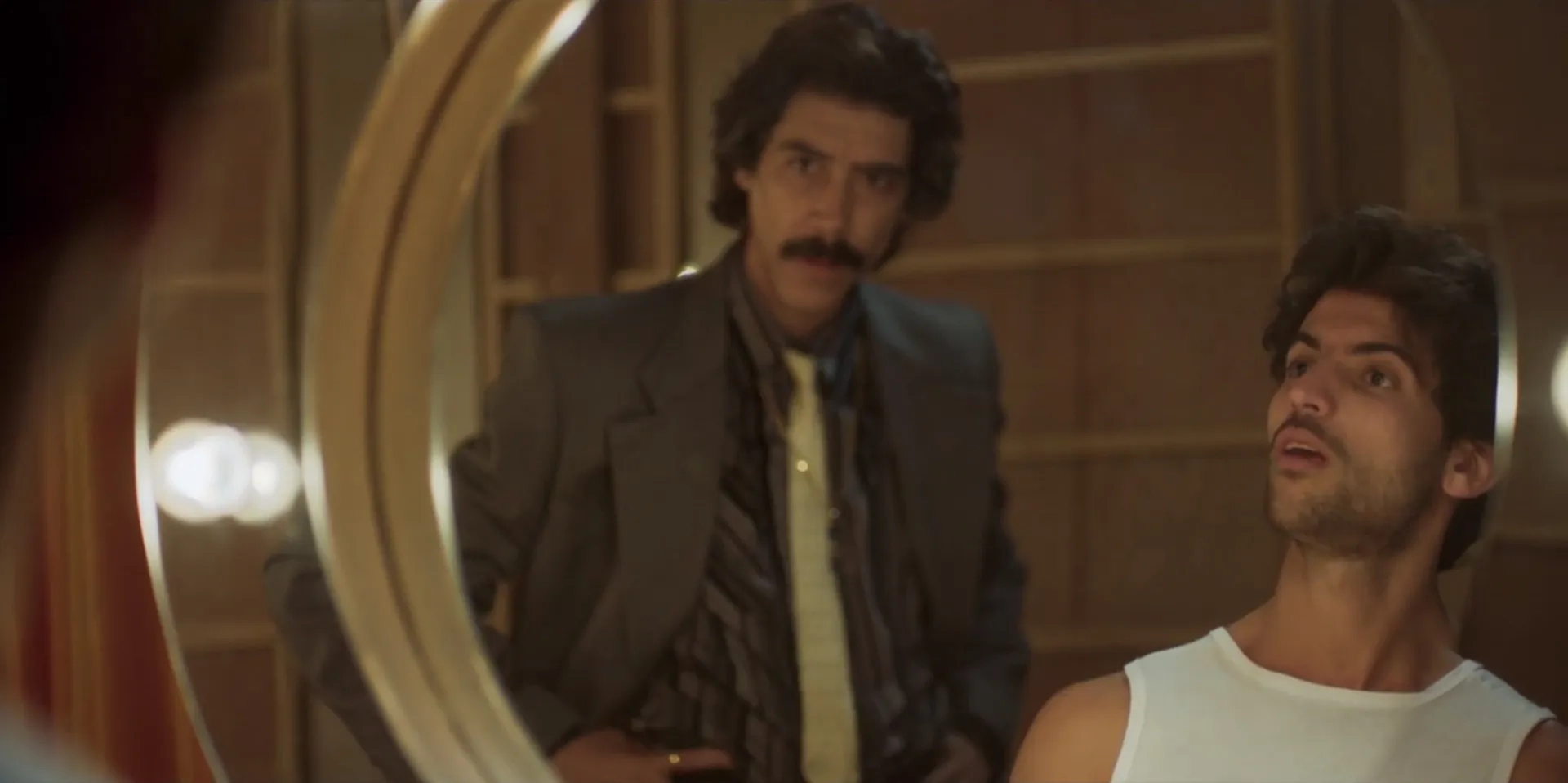 Óscar Jaenada and Cristian Gamero in Luis Miguel: The Series (2018)