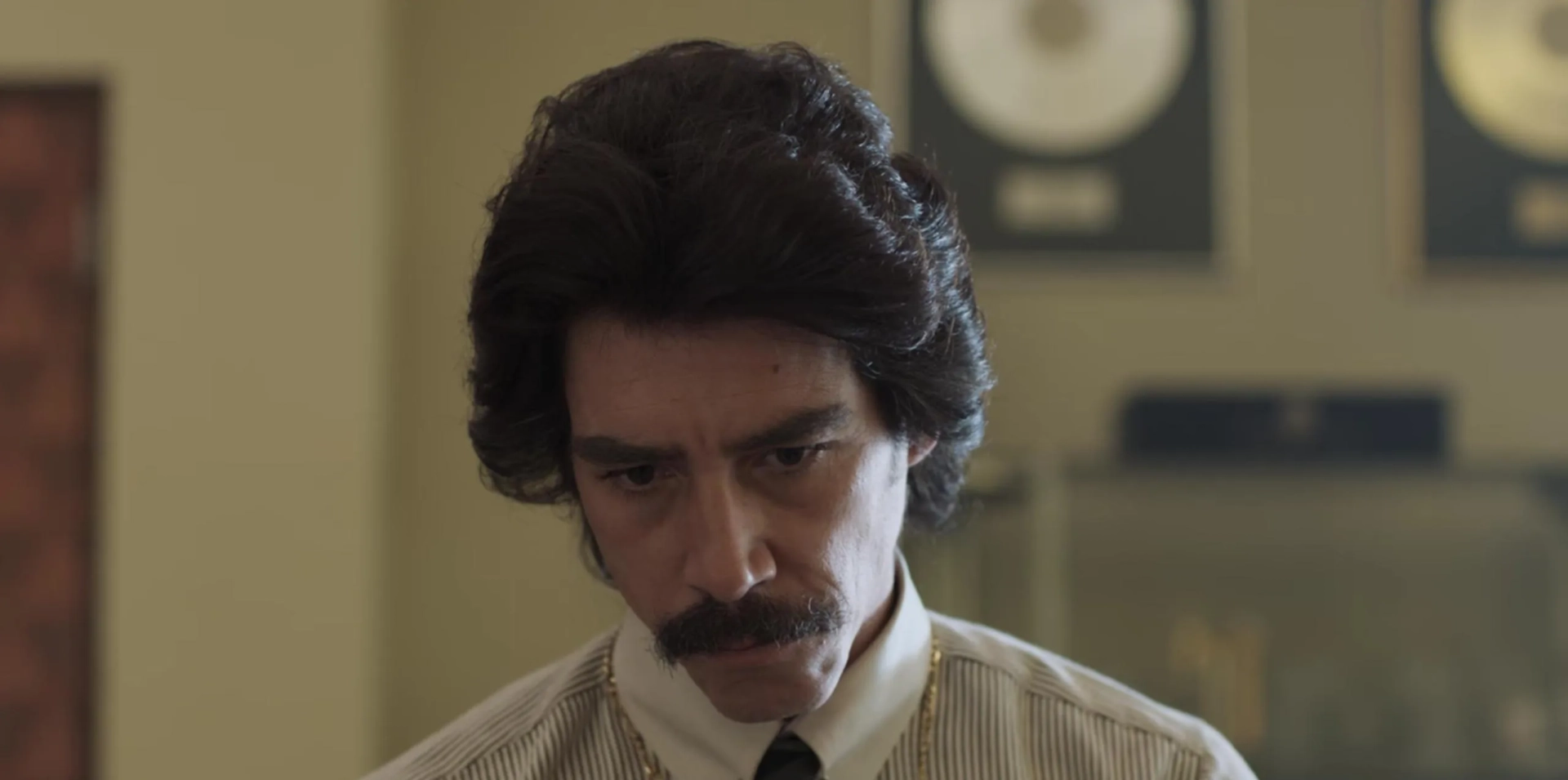 Óscar Jaenada in Luis Miguel: The Series (2018)