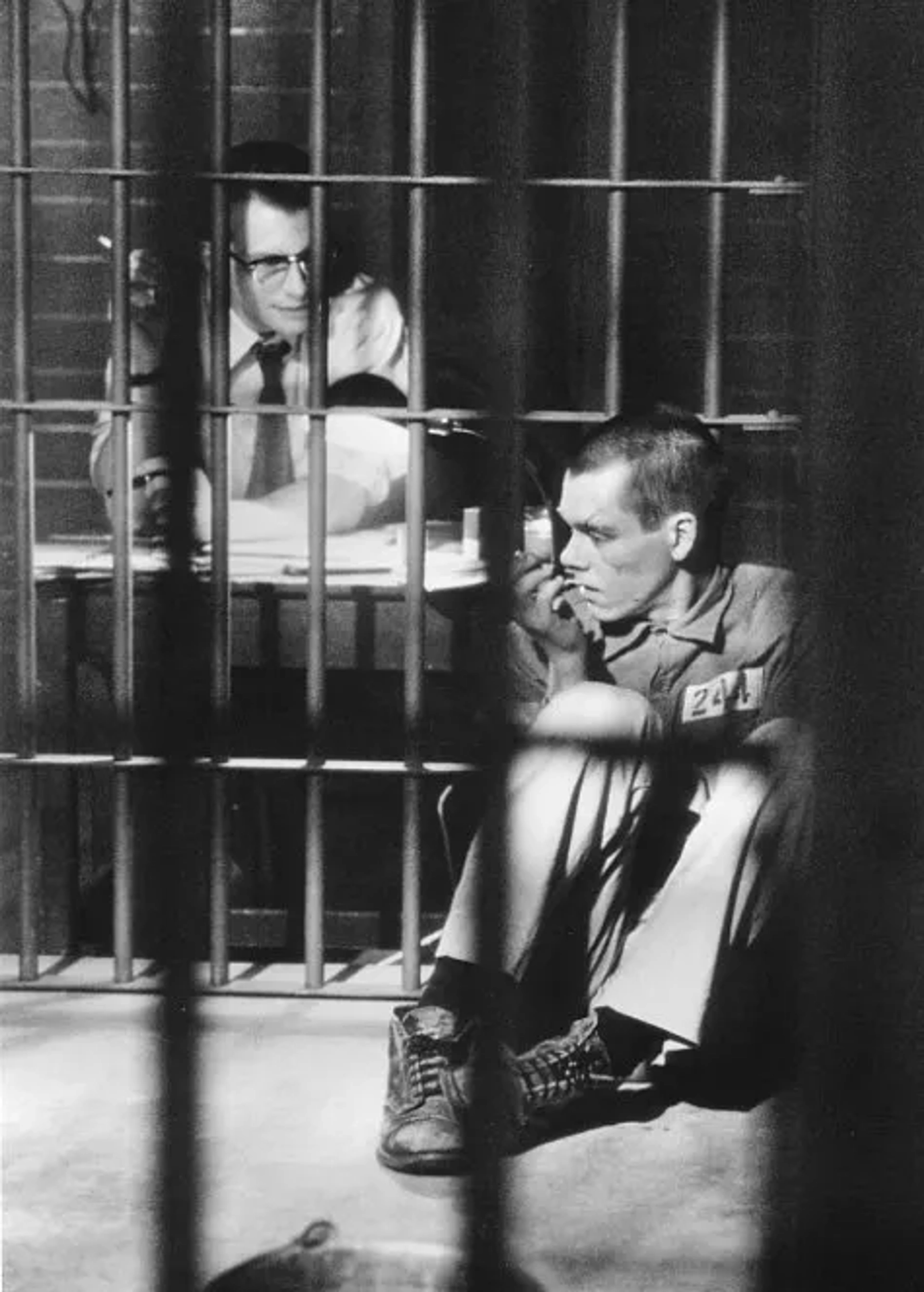 Kevin Bacon and Christian Slater in Murder in the First (1995)