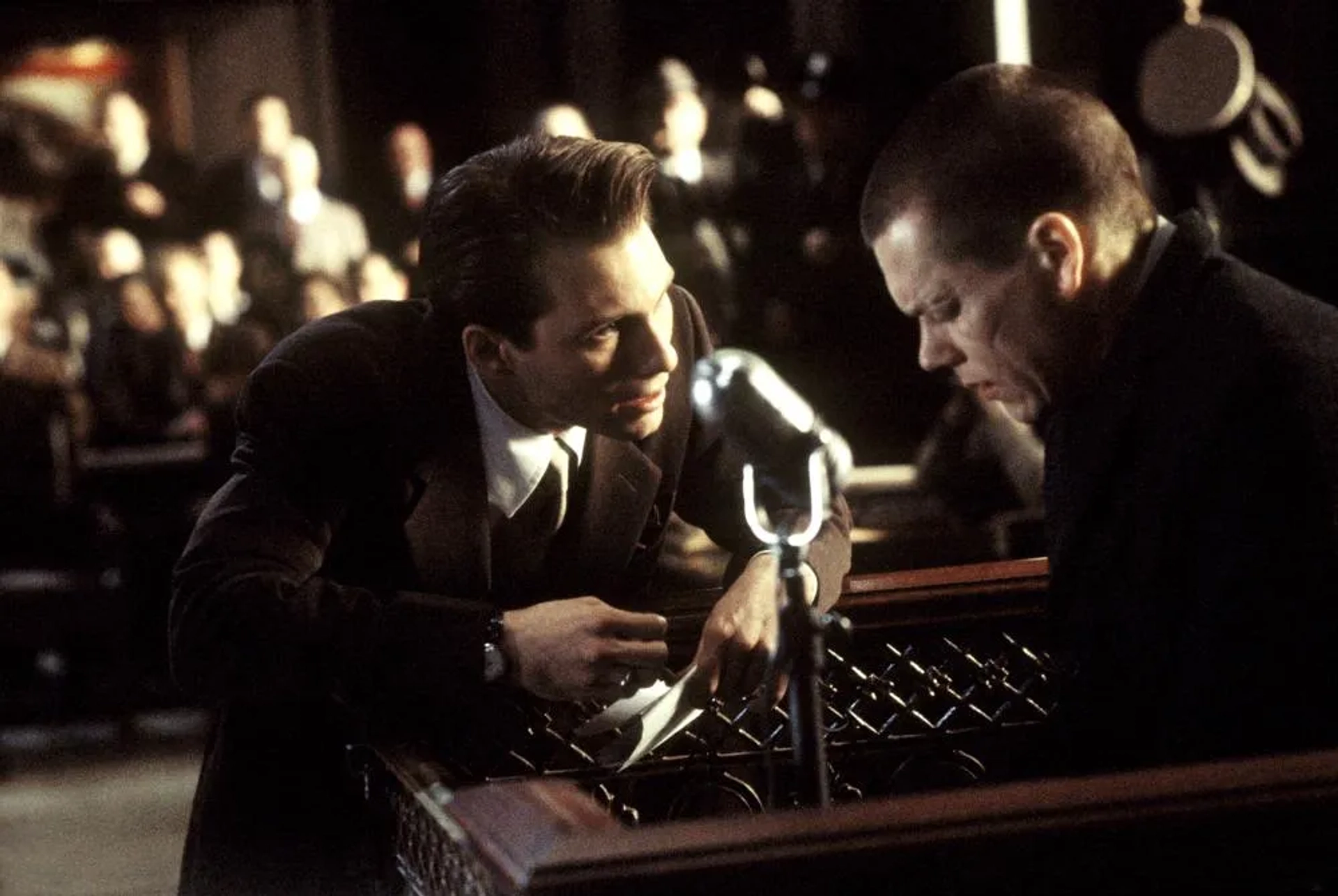 Kevin Bacon and Christian Slater in Murder in the First (1995)