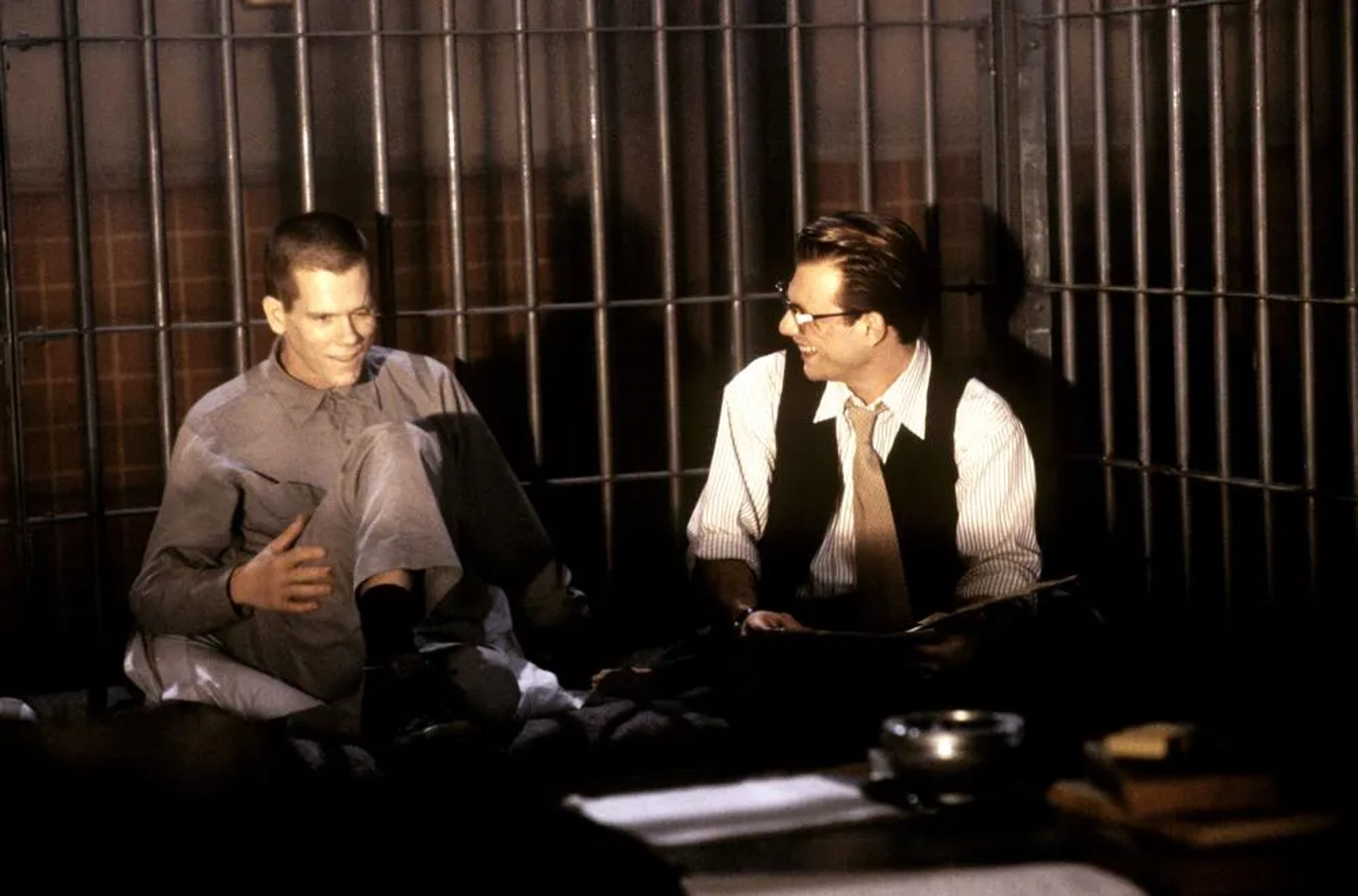 Kevin Bacon and Christian Slater in Murder in the First (1995)