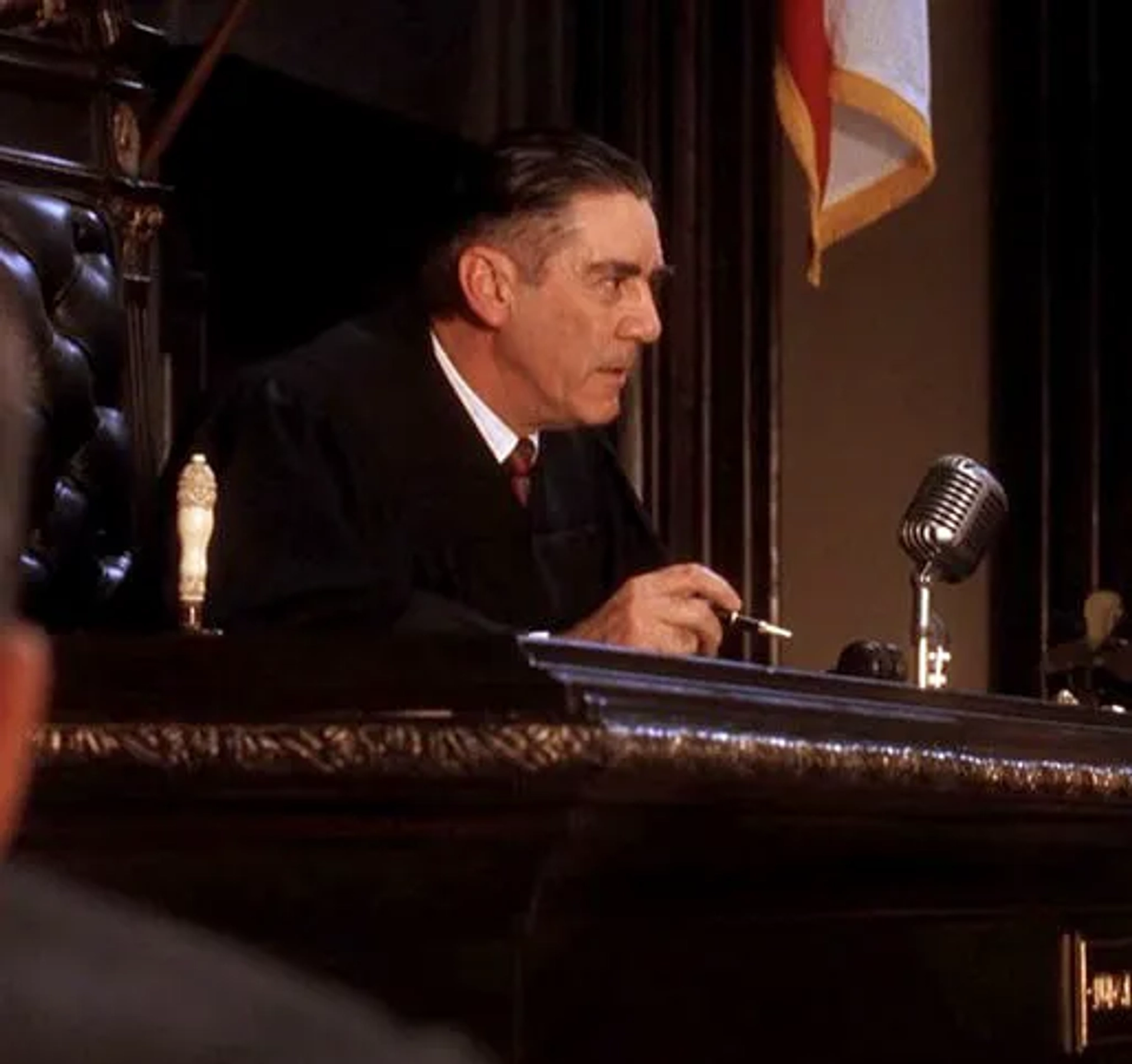 R. Lee Ermey in Murder in the First (1995)