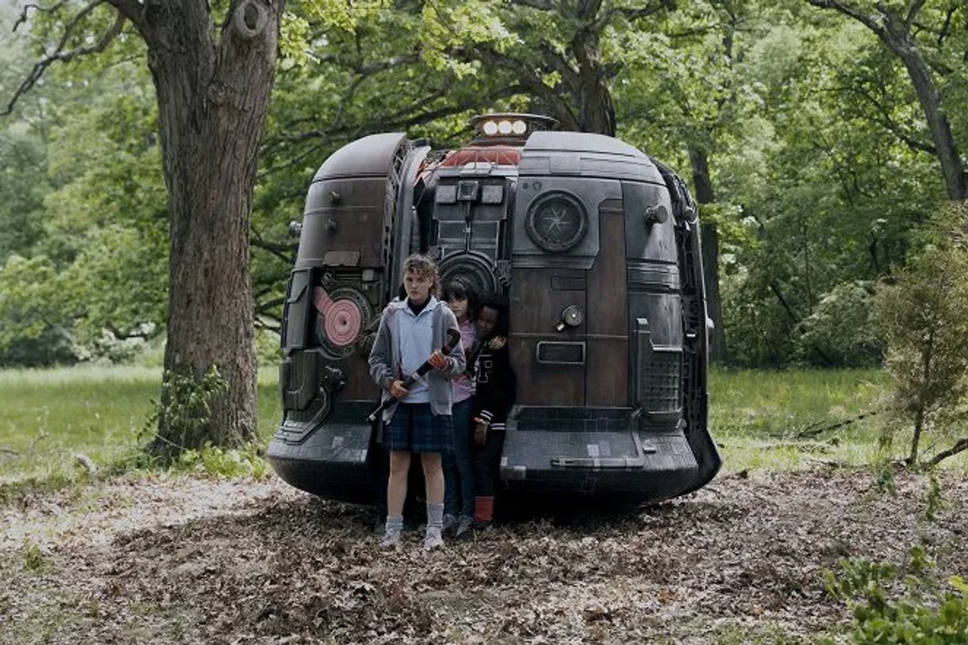 Fina Strazza, Riley Lai Nelet, and Camryn Jones in Paper Girls (2022)
