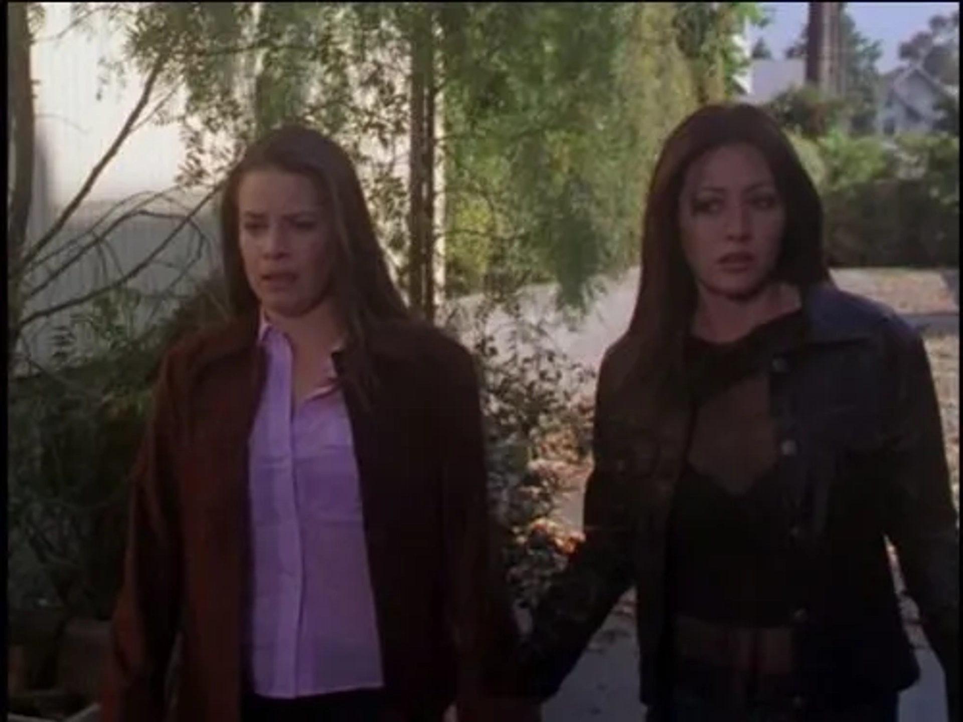 Holly Marie Combs and Shannen Doherty in Charmed (1998)