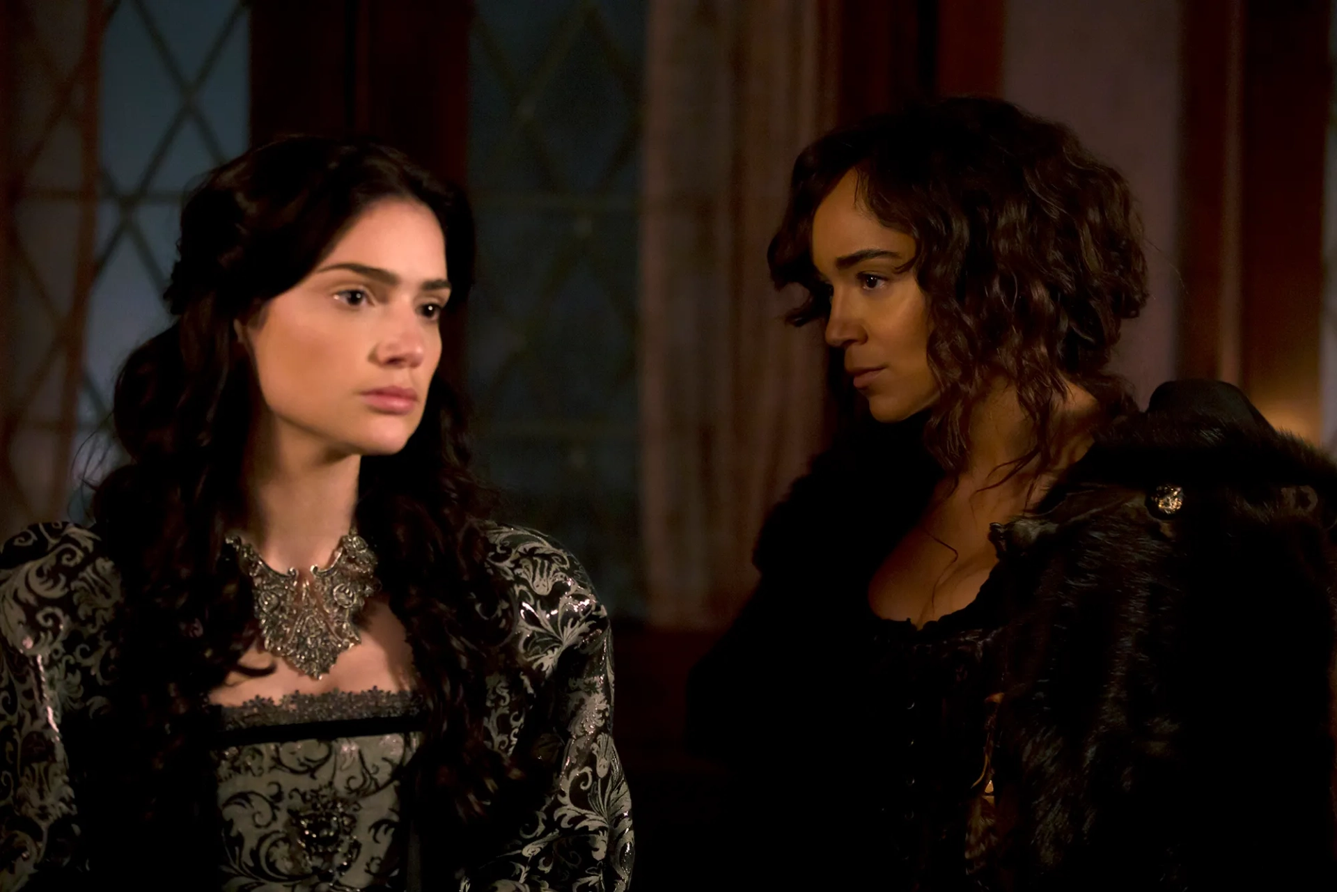 Ashley Madekwe and Janet Montgomery in Salem (2014)
