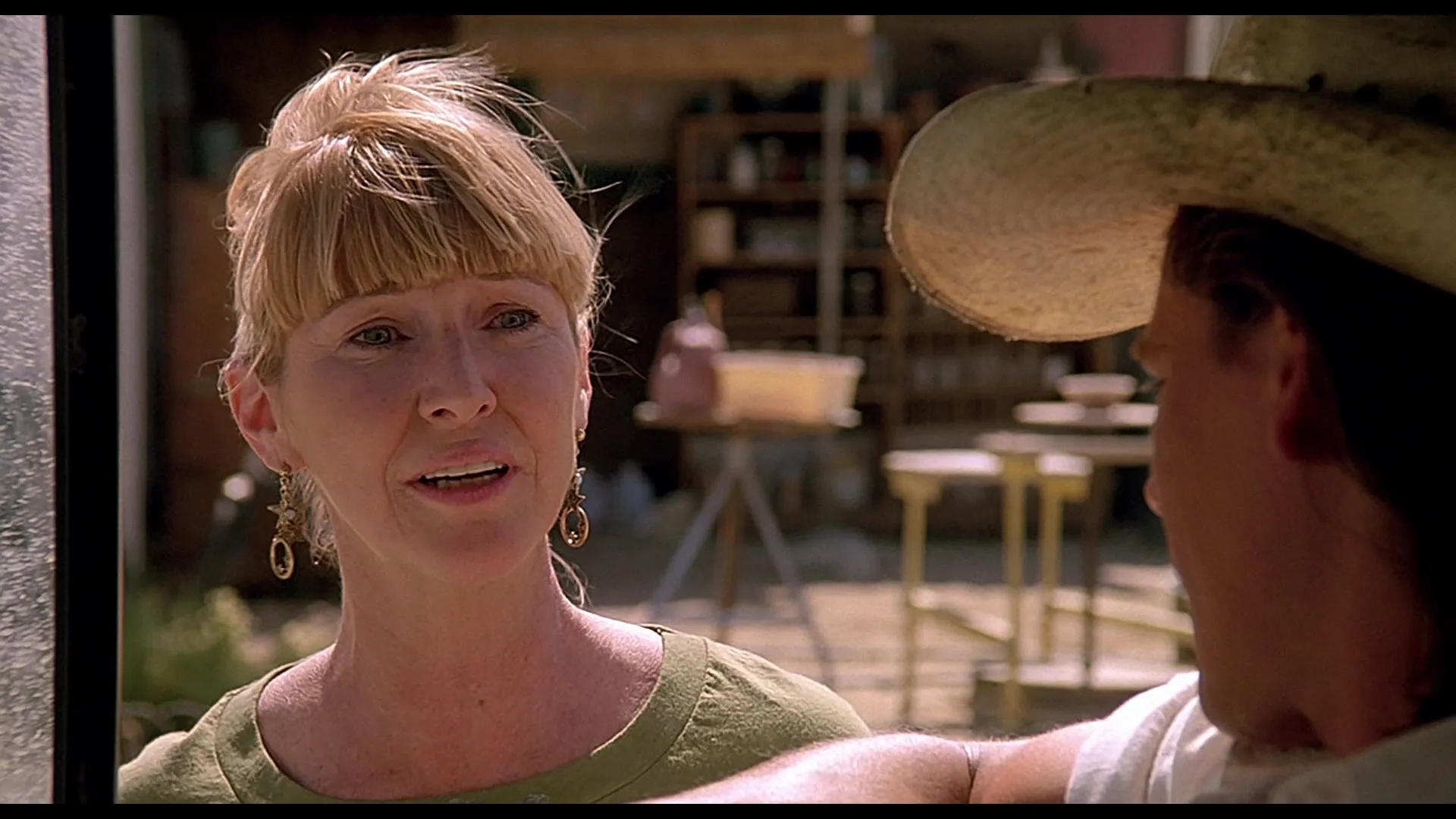 Kevin Bacon and Charlotte Stewart in Tremors (1990)