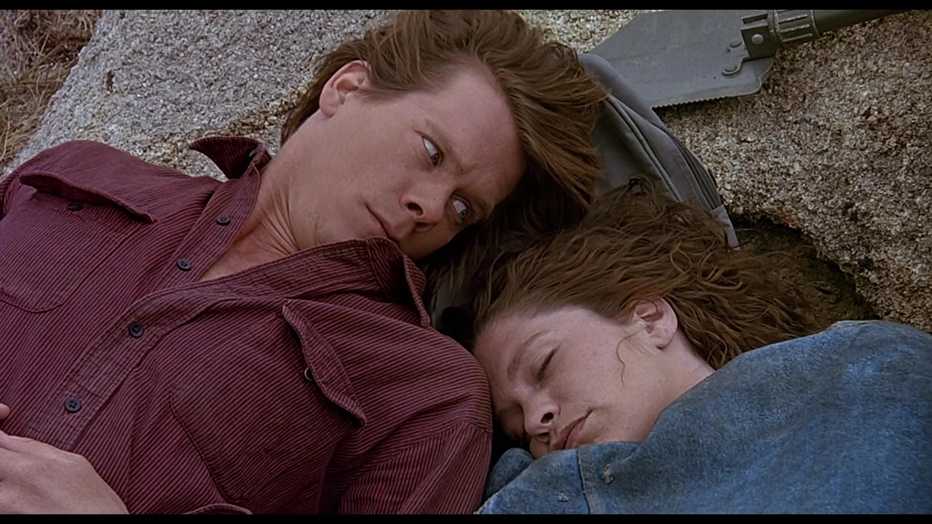Kevin Bacon and Finn Carter in Tremors (1990)