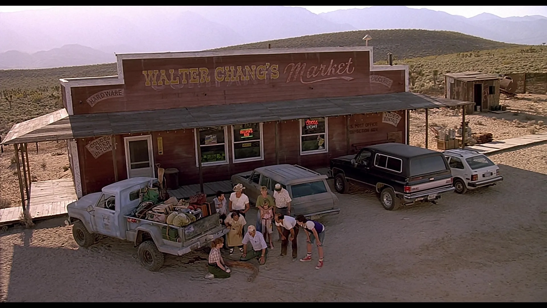 Kevin Bacon, Ariana Richards, Reba McEntire, Tony Genaro, Michael Gross, Bobby Jacoby, Richard Marcus, Charlotte Stewart, Fred Ward, and Victor Wong in Tremors (1990)