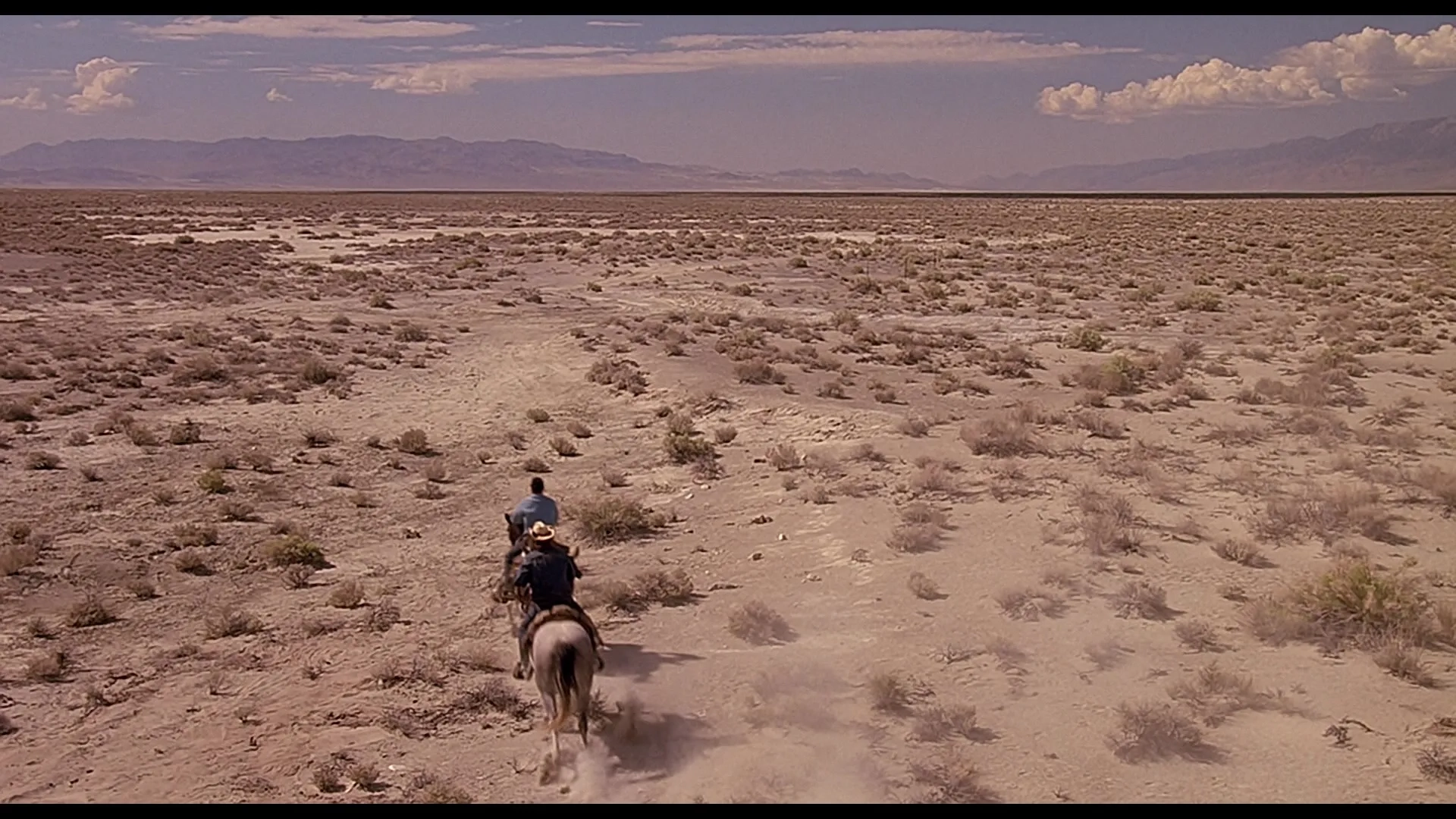 Kevin Bacon and Fred Ward in Tremors (1990)