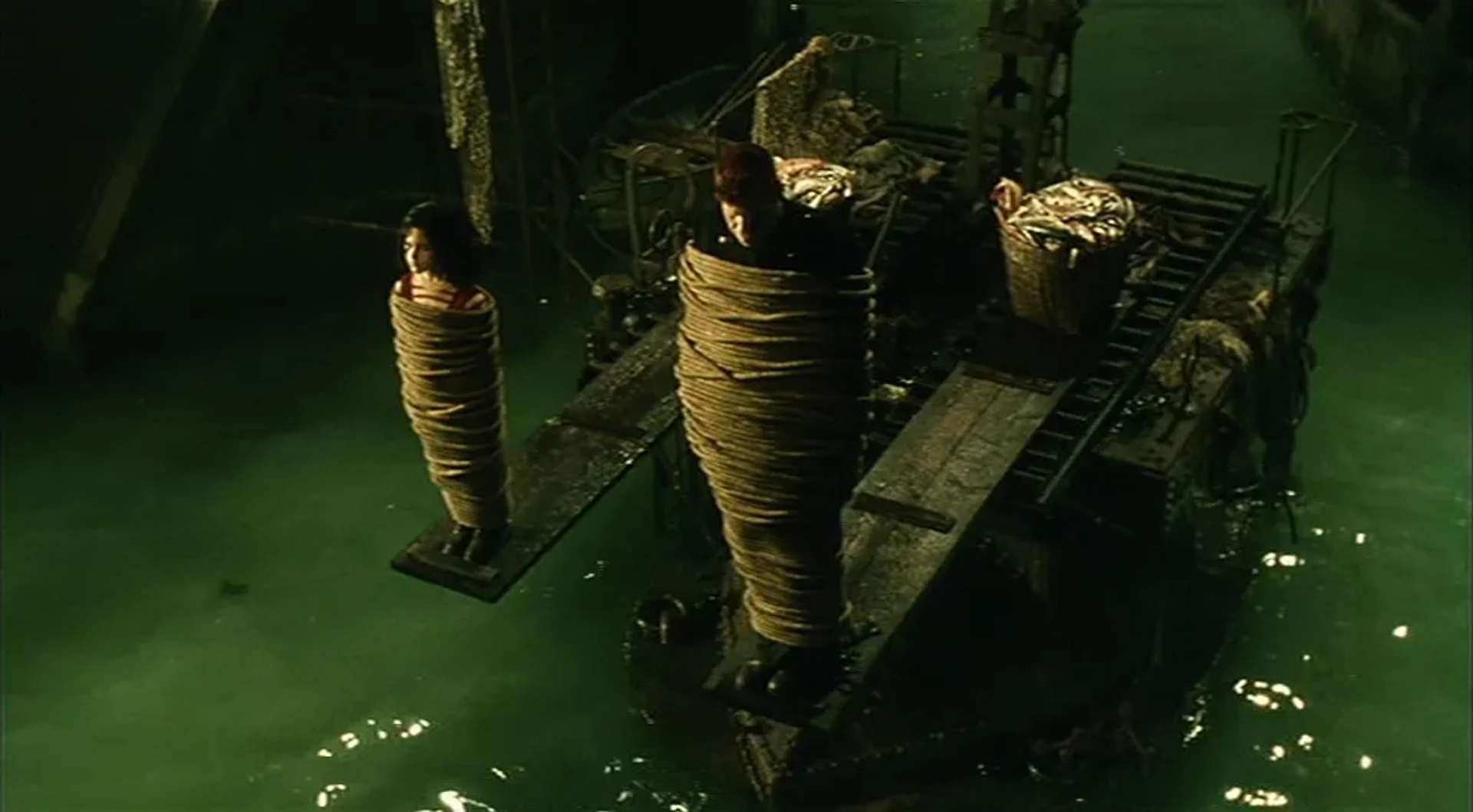 Ron Perlman and Judith Vittet in The City of Lost Children (1995)