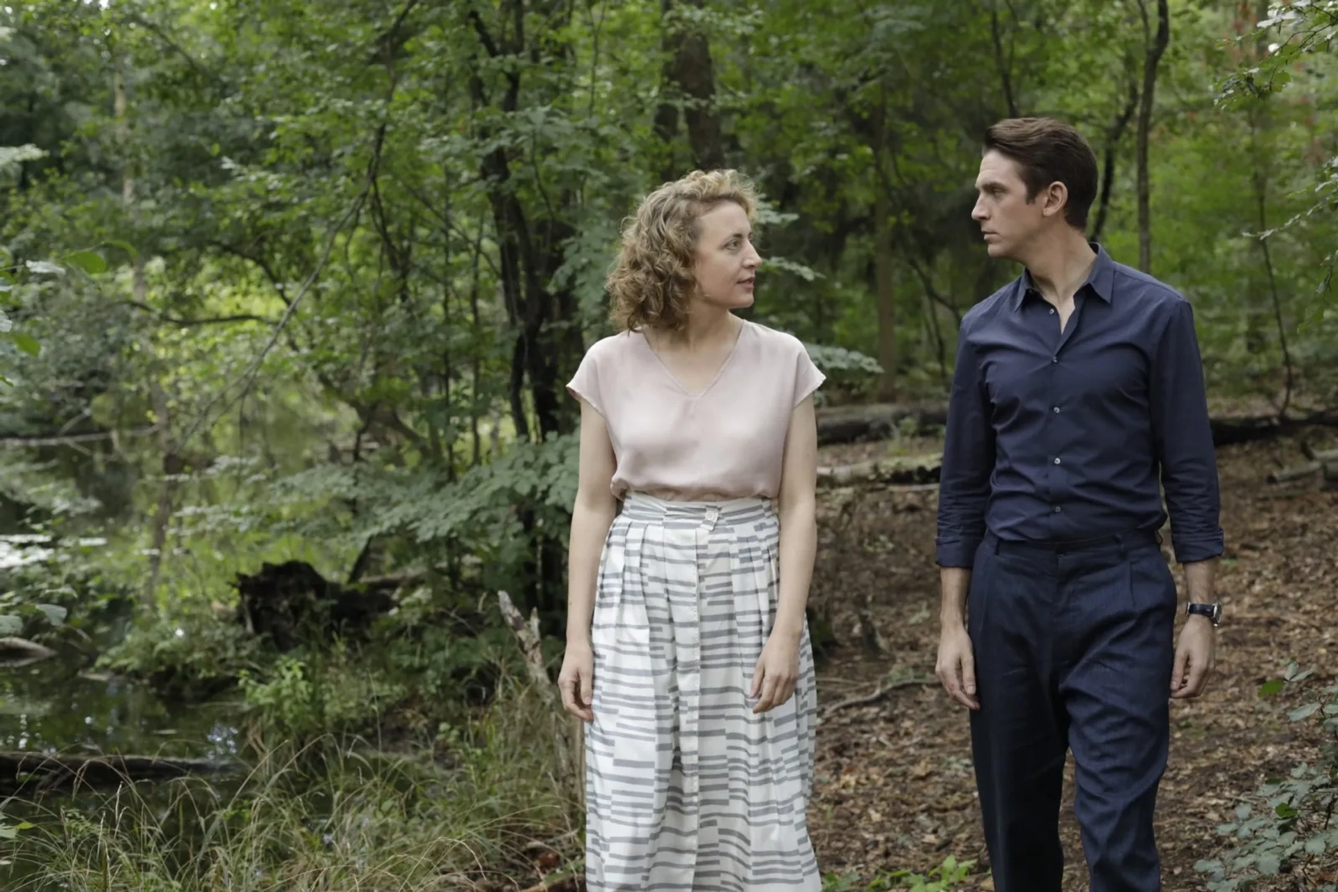 Maren Eggert and Dan Stevens in I'm Your Man (2021)
