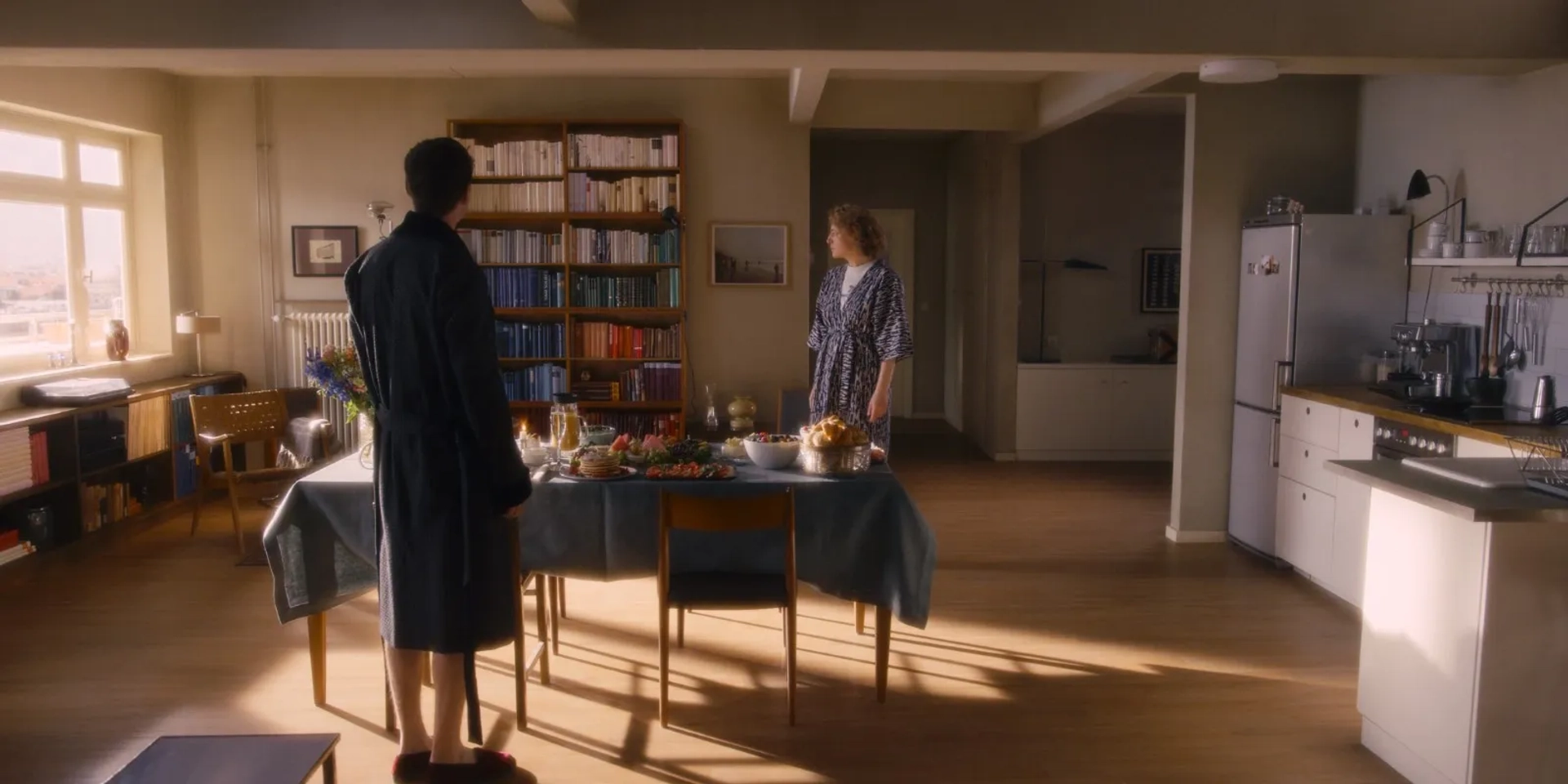 Maren Eggert and Dan Stevens in I'm Your Man (2021)