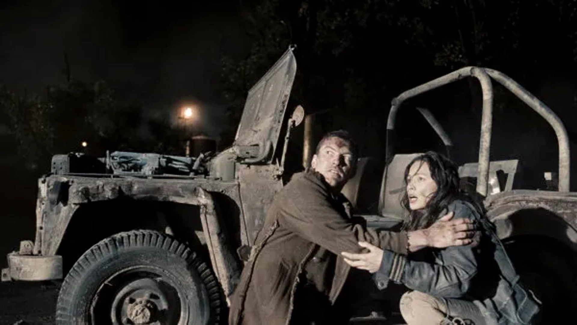 Sam Worthington and Moon Bloodgood in Terminator Salvation (2009)