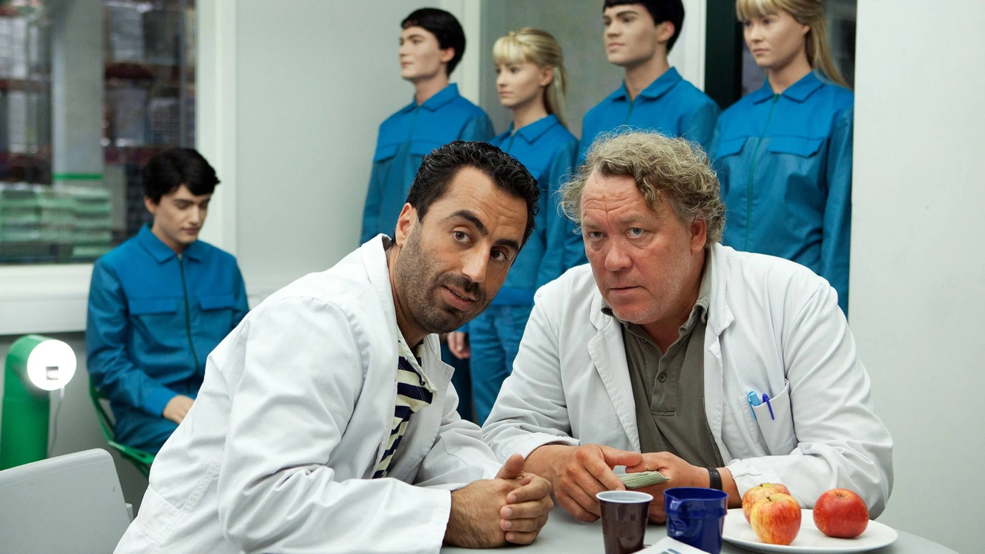 Leif Andrée and Özz Nûjen in Äkta människor (2012)