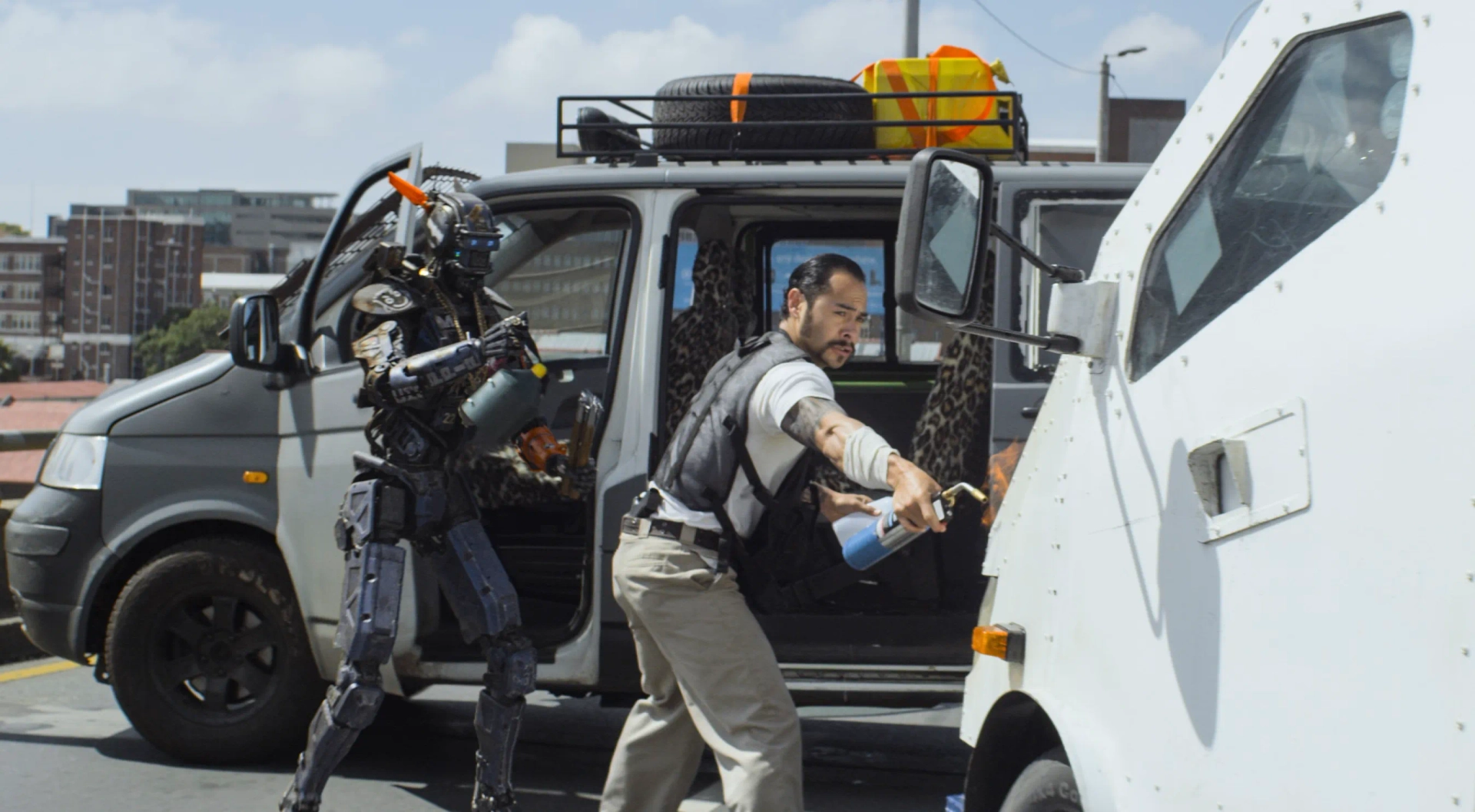 Jose Pablo Cantillo and Sharlto Copley in Chappie (2015)
