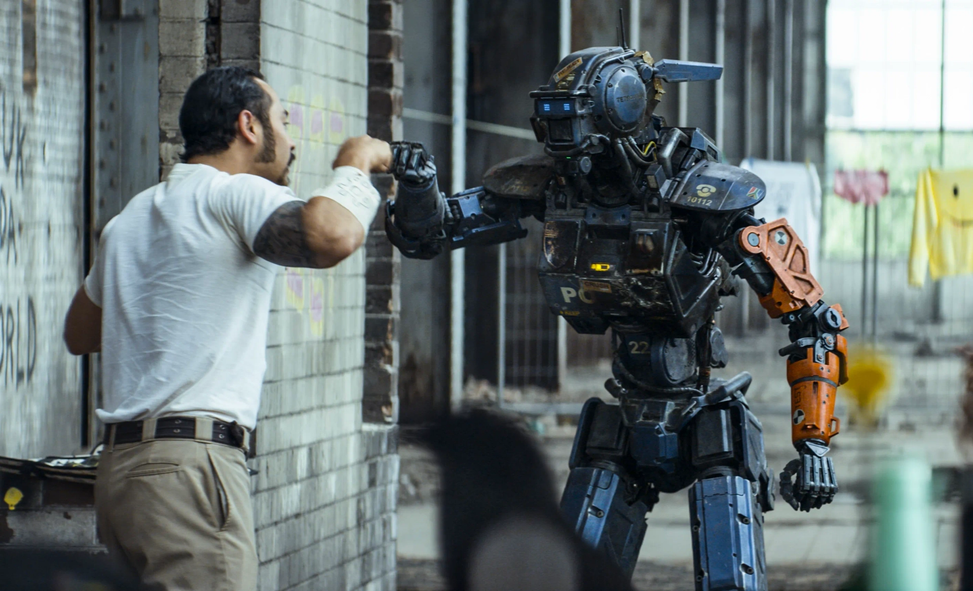 Jose Pablo Cantillo and Sharlto Copley in Chappie (2015)
