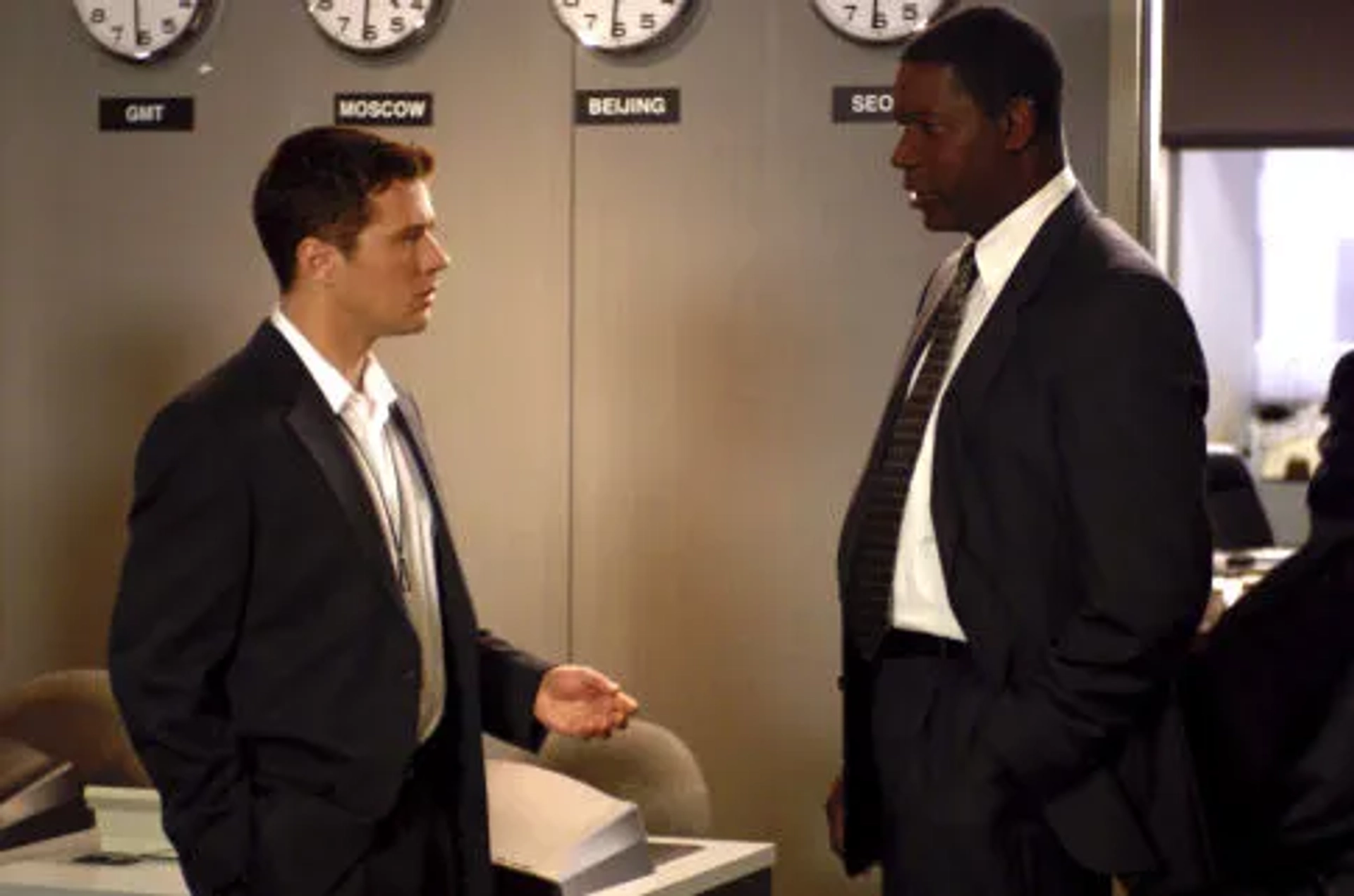 Ryan Phillippe and Dennis Haysbert in Breach (2007)