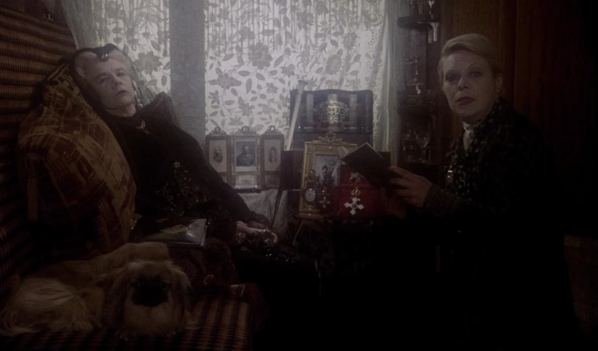 Wendy Hiller and Rachel Roberts in Murder on the Orient Express (1974)