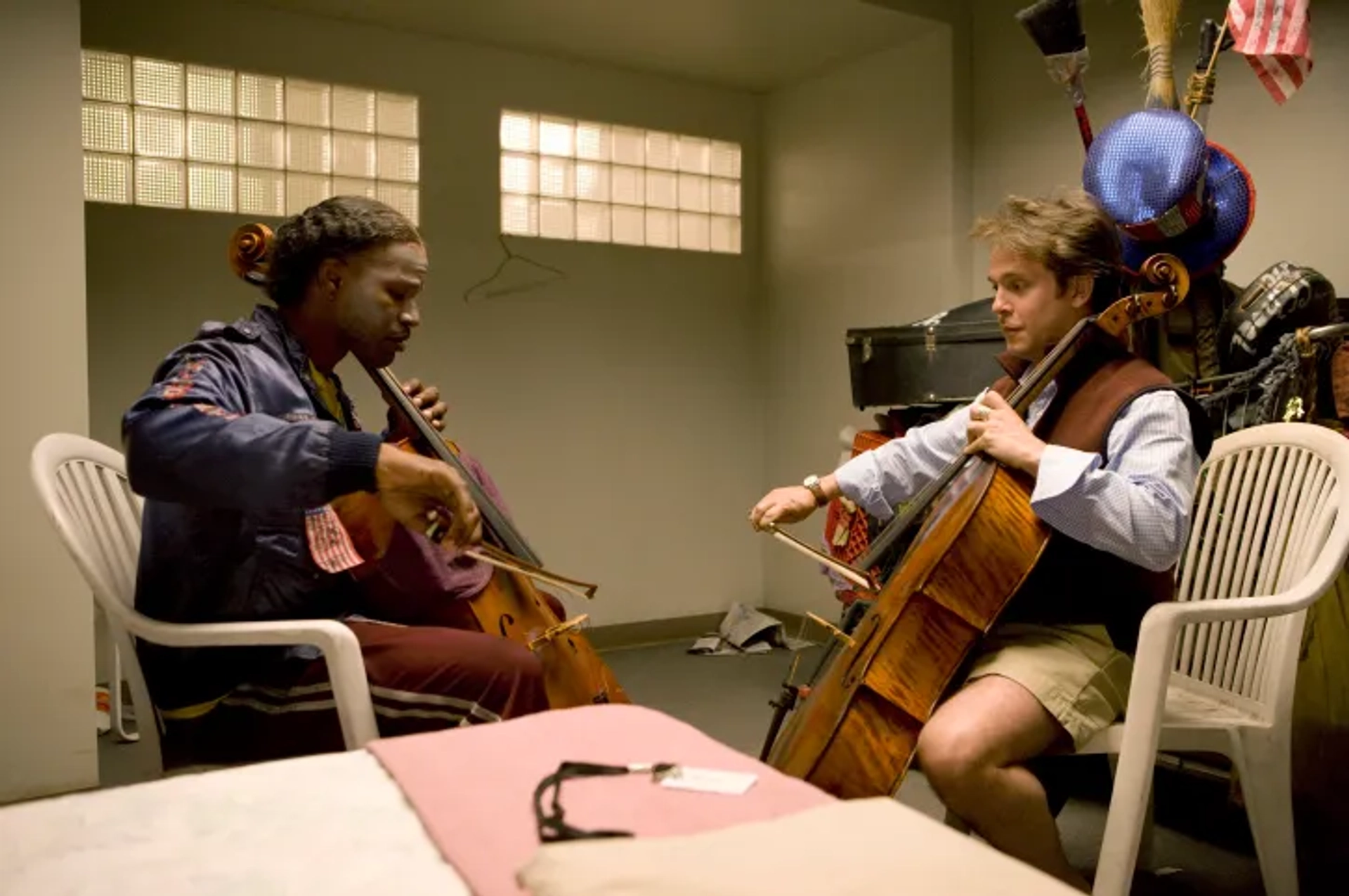 Jamie Foxx and Tom Hollander in The Soloist (2009)