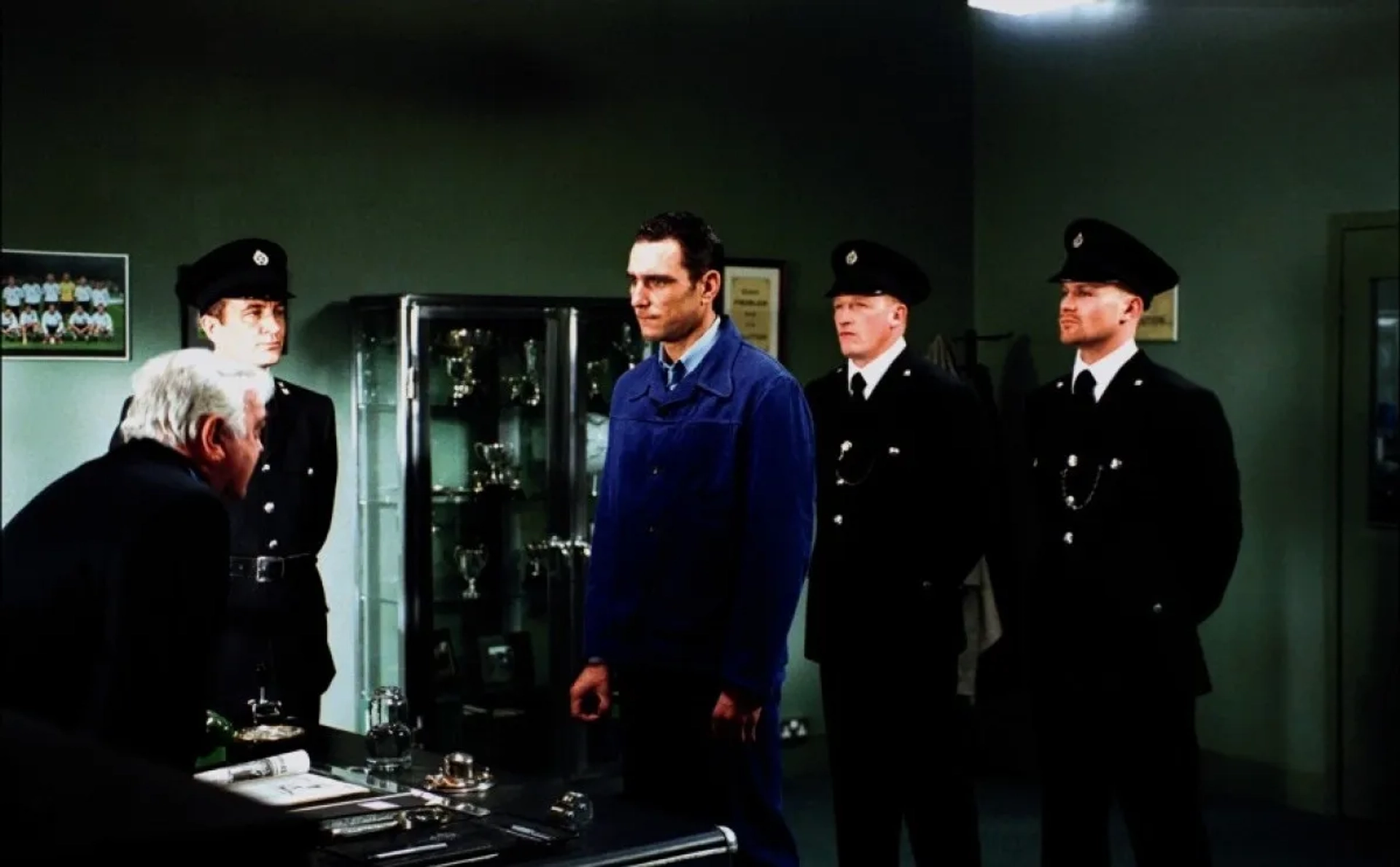 Vinnie Jones, Ralph Brown, David Hemmings, and Geoff Bell in Mean Machine (2001)