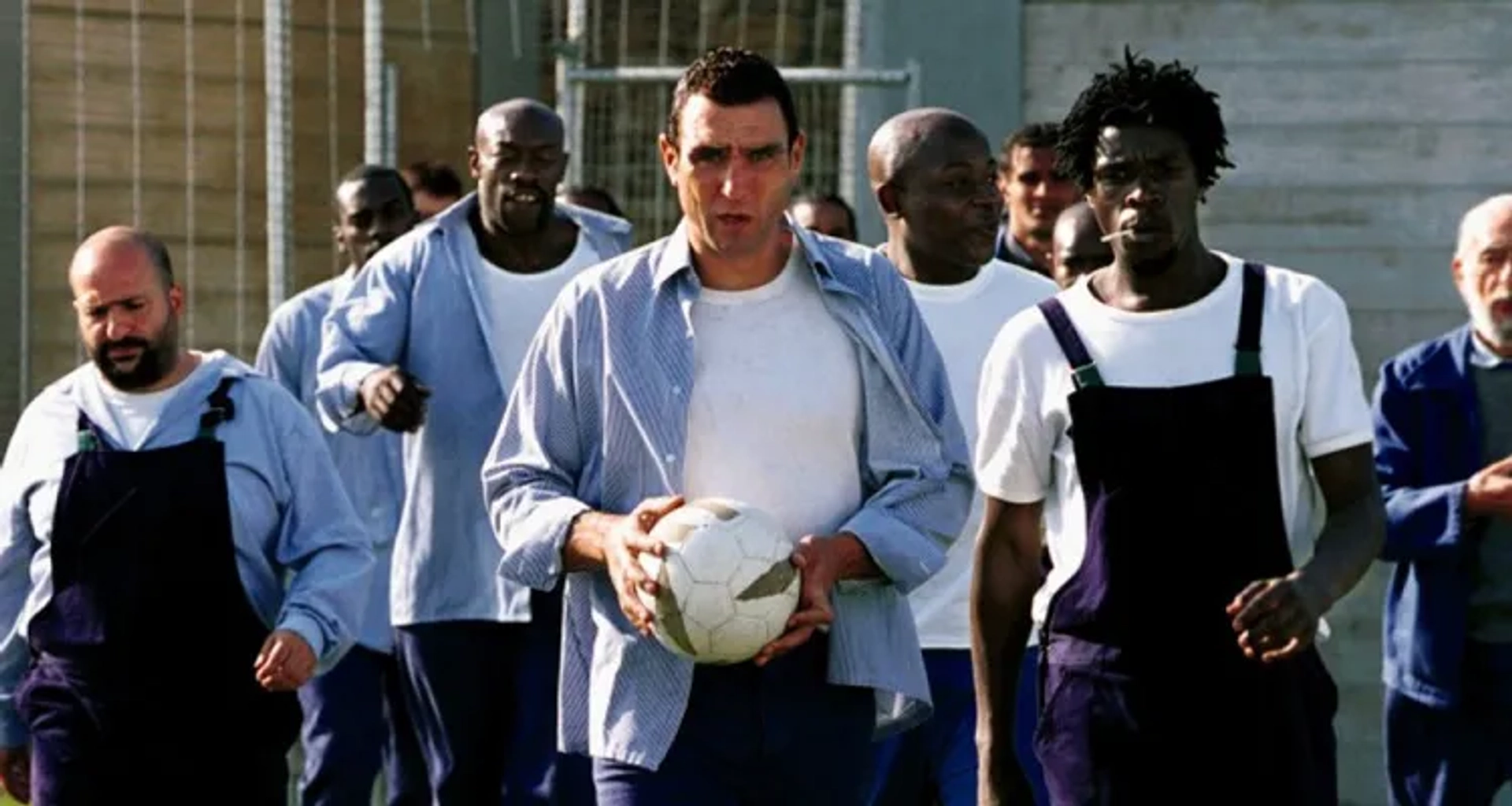 Vinnie Jones, Omid Djalili, and David Kelly in Mean Machine (2001)