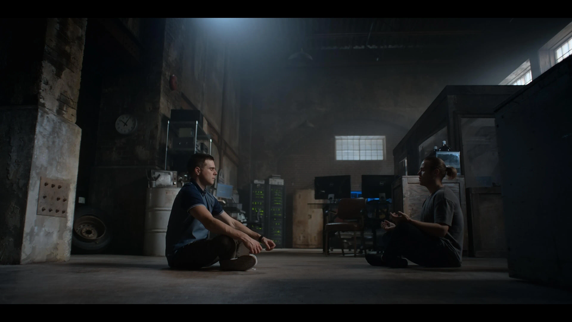 Reilly Dolman and Jared Abrahamson in Travelers (2016)