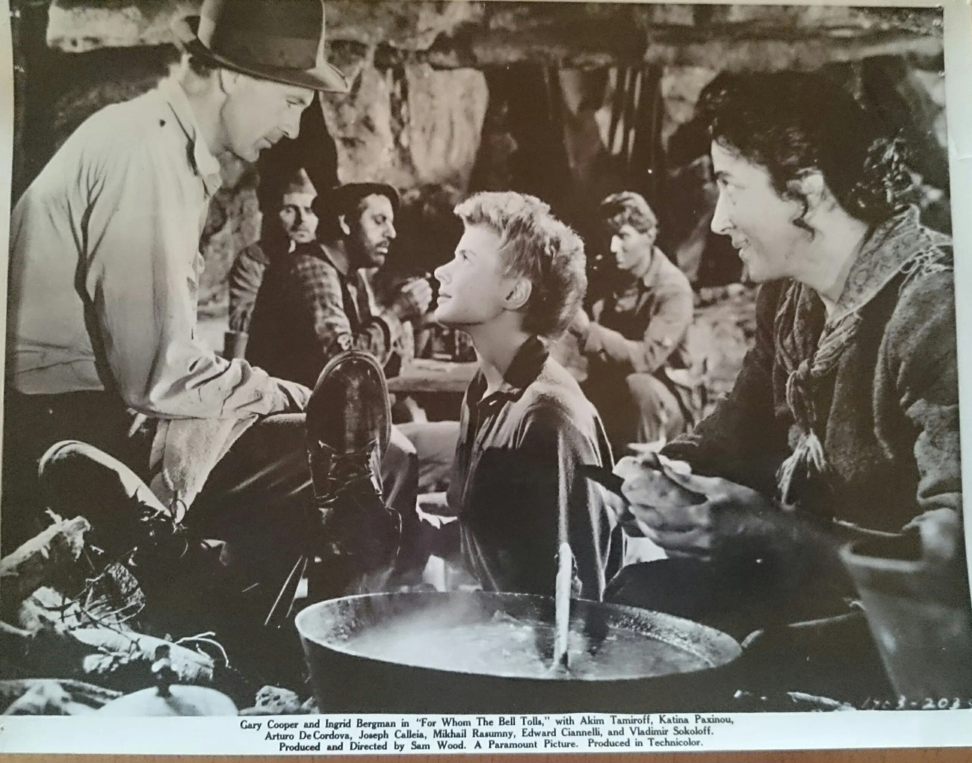 Ingrid Bergman, Gary Cooper, Fortunio Bonanova, Eric Feldary, Katina Paxinou, and Victor Varconi in For Whom the Bell Tolls (1943)