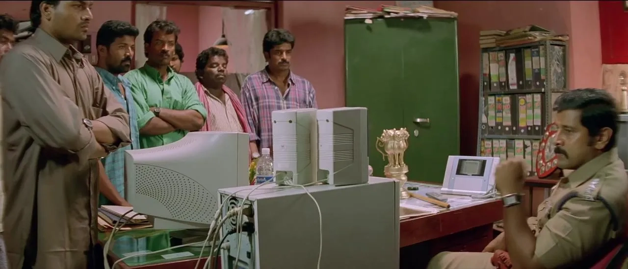 Vikram and Crane Manohar in Saamy (2003)