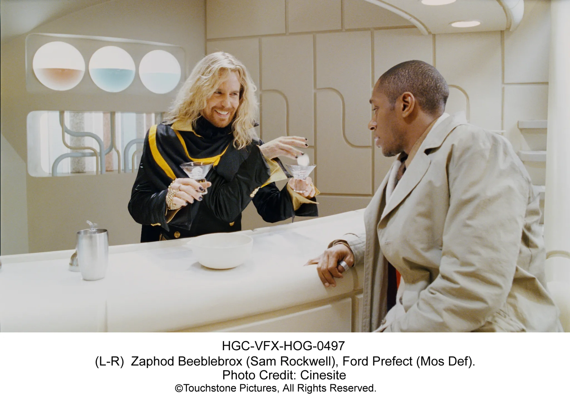 Sam Rockwell and Yasiin Bey in The Hitchhiker's Guide to the Galaxy (2005)