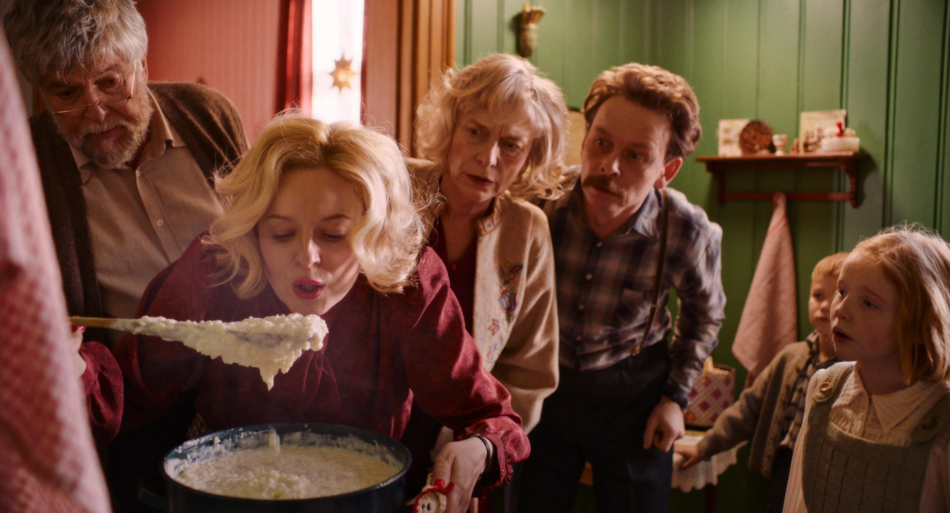 Marianne Krogness, Kai Remlov, Jan Gunnar Røise, Vegard Strand Eide, Marte Klerck-Nilssen, and Mariann Hole in Teddy's Christmas (2022)