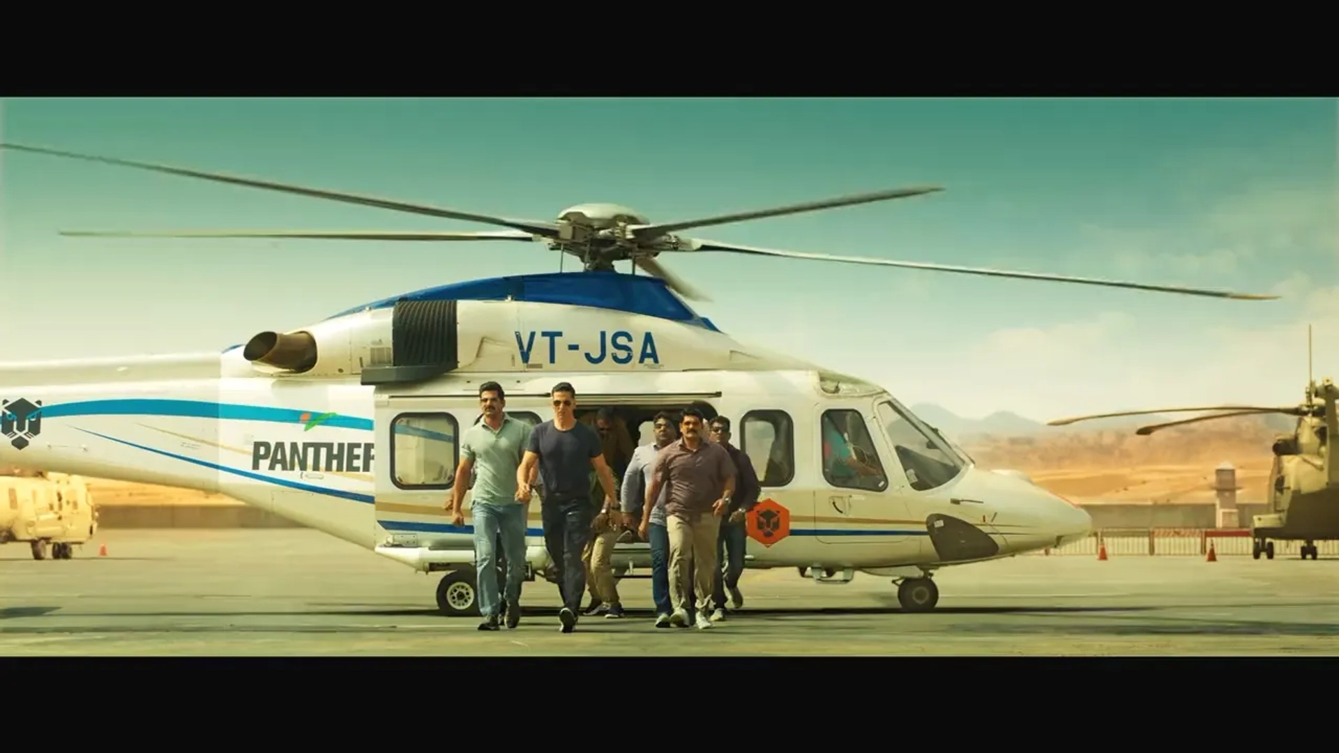 Akshay Kumar and Vivan Bhatena in Sooryavanshi (2021)
