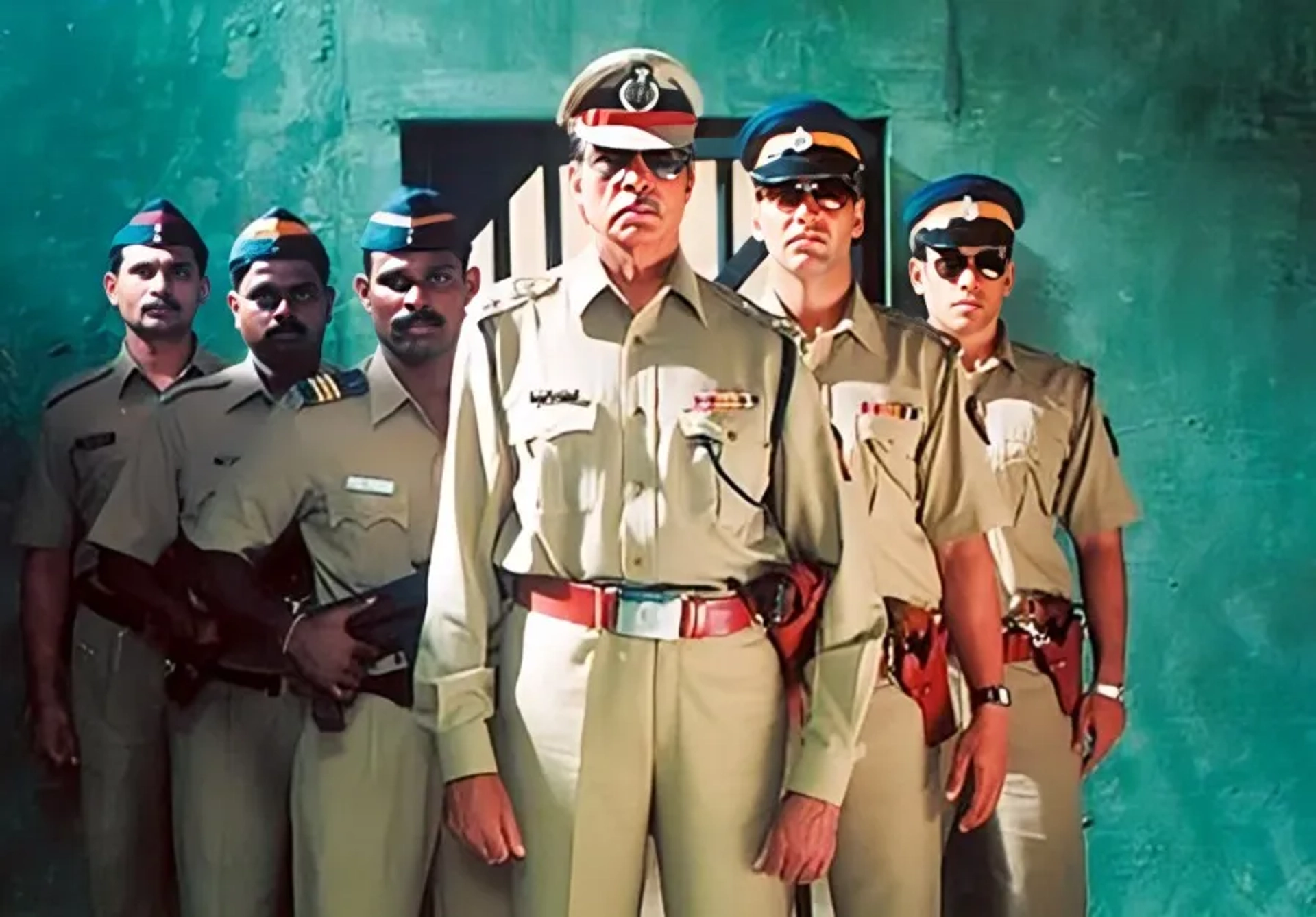 Amitabh Bachchan, Akshay Kumar, Tusshar Kapoor, Kamlesh Sawant, and D. Santosh in Khakee (2004)