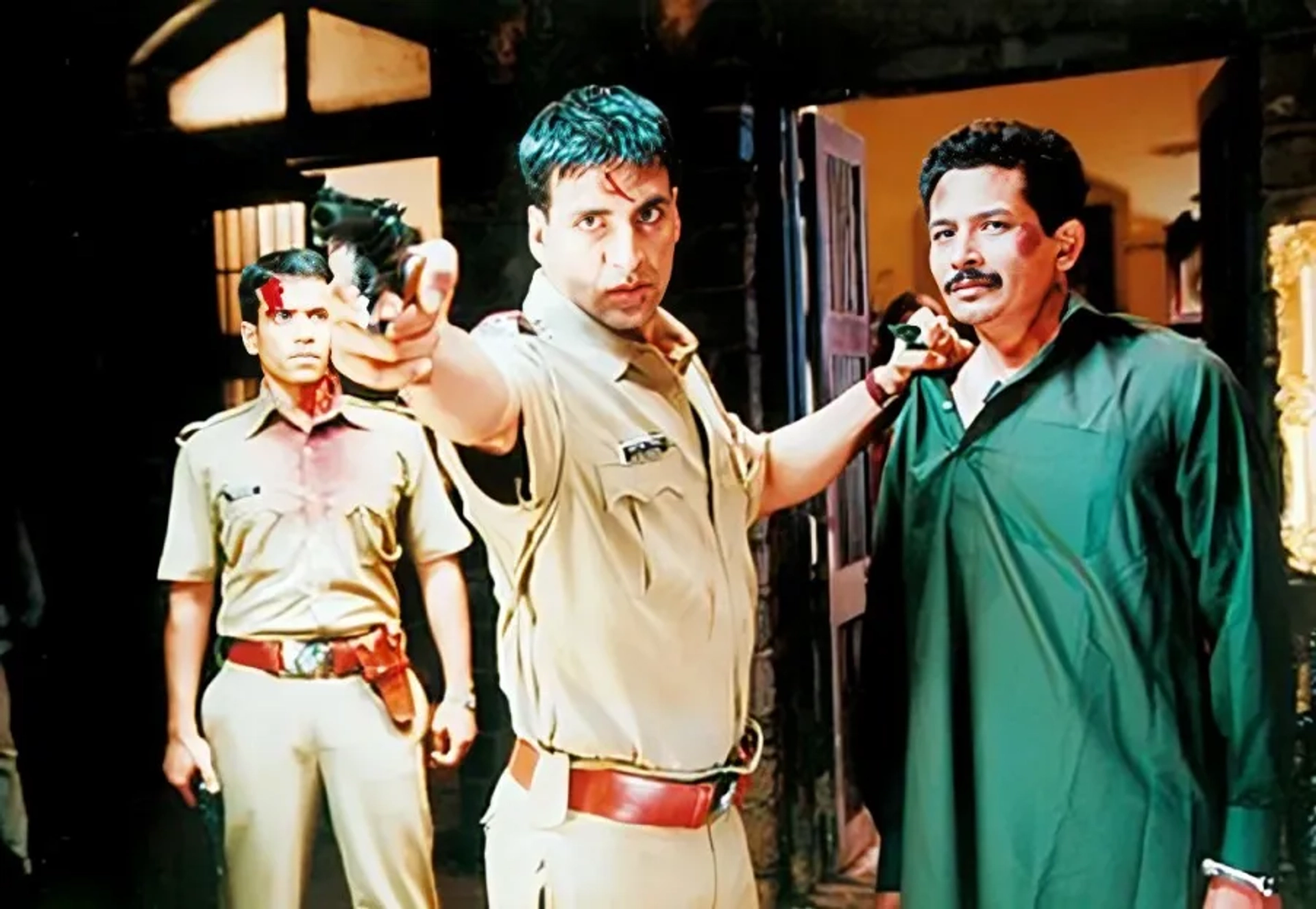 Atul Kulkarni, Akshay Kumar, and Tusshar Kapoor in Khakee (2004)