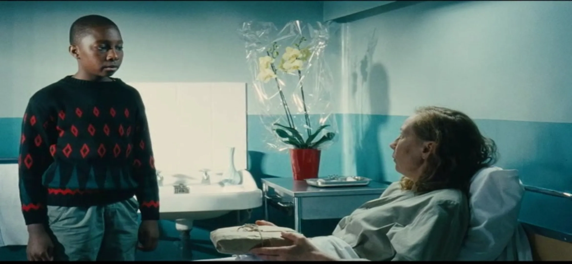 Kati Outinen and Blondin Miguel in Le Havre (2011)